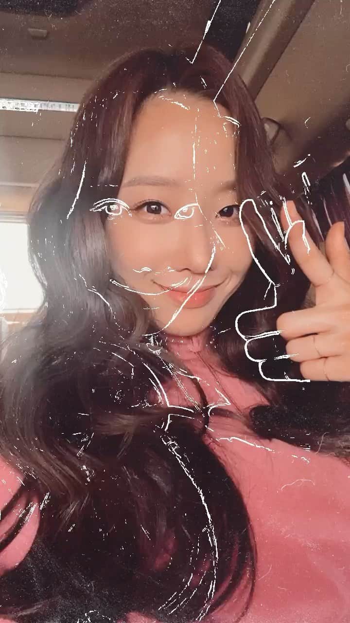 ムン・イェウォンのインスタグラム：「😘 Hair + Make Up + Gold Rings = ❤️」