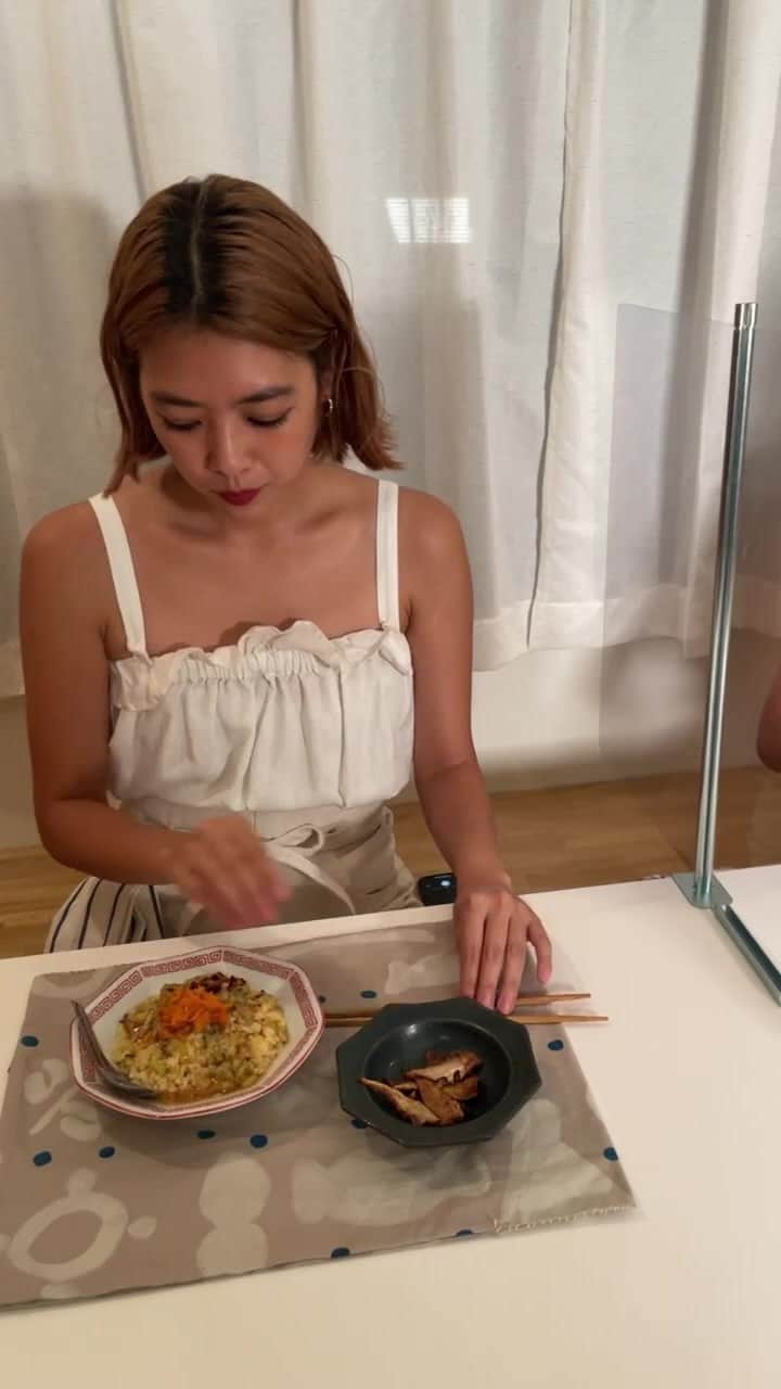 Asano Minamiのインスタグラム：「With @equaland_trust @yuukimeehaa  残布でカトラリーケース兼ランチマットを作って、捨ててしまう野菜の皮や芯で、あんかけチャーハンとキャベツの芯チップスを作ってたべました😋」