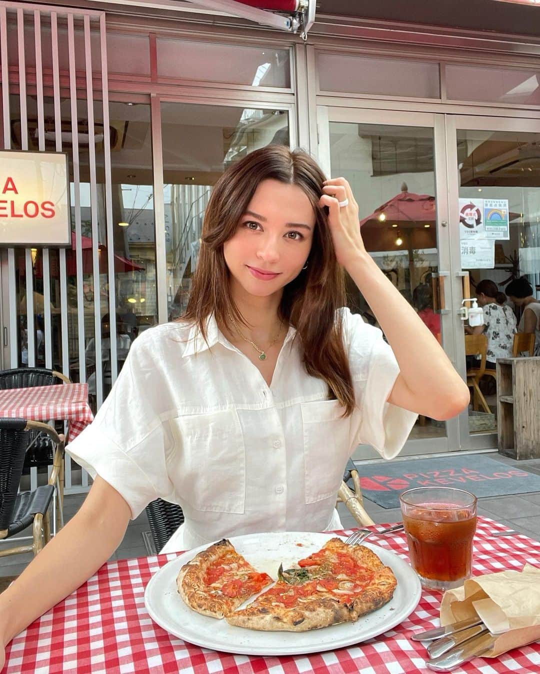 ALEXAさんのインスタグラム写真 - (ALEXAInstagram)「What a splendid pie Pizza-pizza pie Every minute, every second Buy, buy, buy, buy, buy, buy  Comment “🍕” if you know 😏👆🏼」8月27日 12時45分 - alexa_luczak
