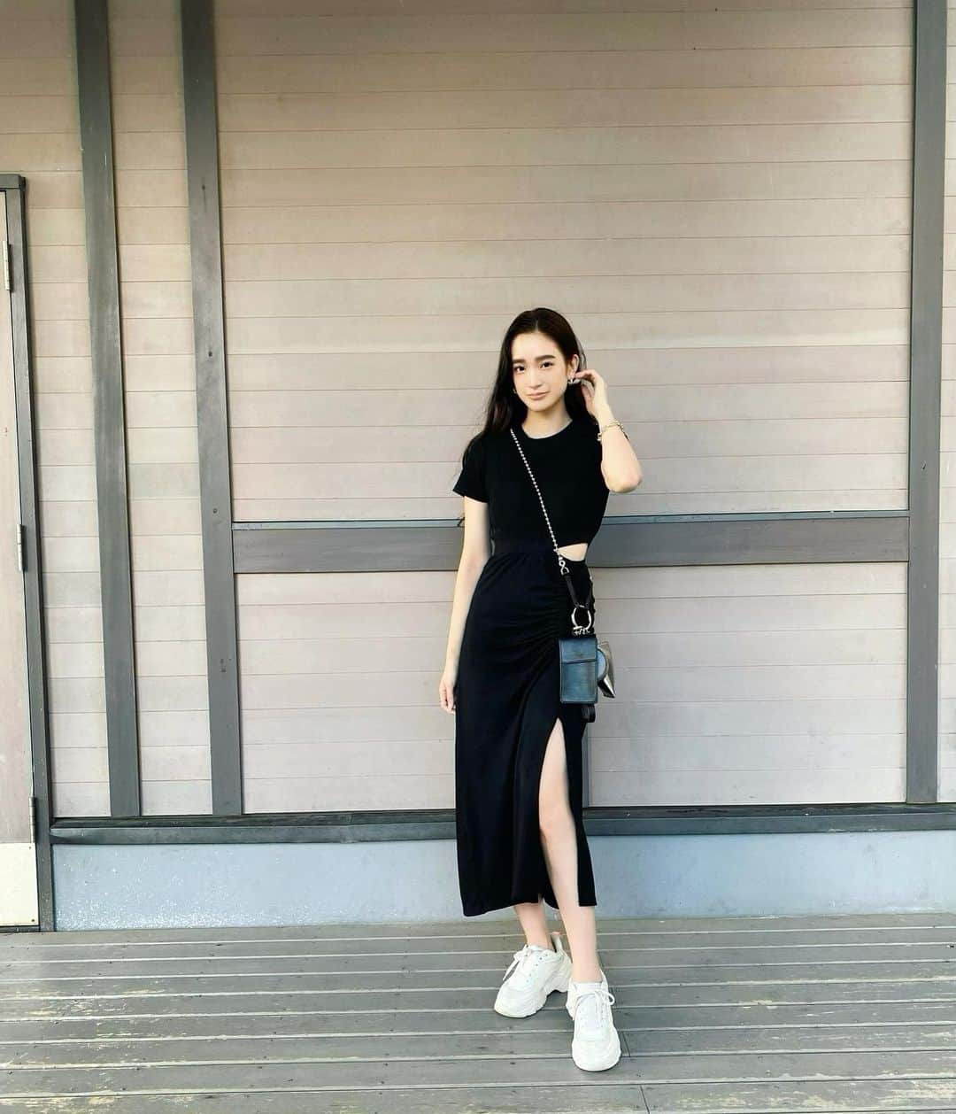 太田麻美のインスタグラム：「🖤  op... @figandviper  bag... @emoda_official  shoes... @zara   #ootd #outfit #outfitoftheday #code #cordinate #onepiece #op #bag #shoes #figandviper #emoda #zara #私服 #コーデ #肌見せ」