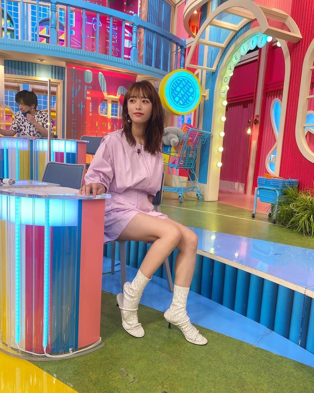 近藤千尋のインスタグラム：「今日もラヴィット生放送📺 ありがとうございました✨  ピンクのオールインワン😚👚 靴は不思議な形になっていたのです🥿 2way🤫🤫 今日はまだまだお仕事頑張りまっせ🌈  オールインワン @31philliplim  ピアス @sortie.online  バングル @do_la.official  シューズ @charleskeith_jp   #後ろにりんたろさん🤣🤲」