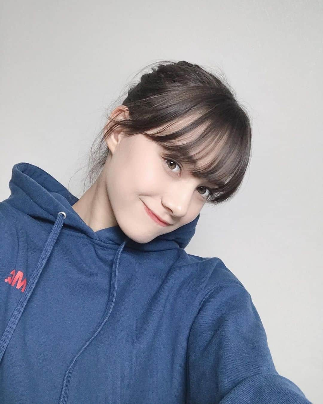 NiziUさんのインスタグラム写真 - (NiziUInstagram)「Fit: Mako’s hoodie, Model: Nina hehe🙃  お姉ちゃんの服を着る妹🥰🥰  맏언니 옷을 입는 막내🥰🥰  #niziu #withu #nina #mako」8月27日 14時09分 - niziu_artist_official