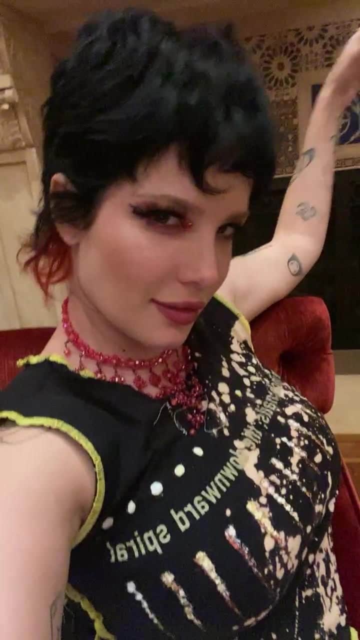 Halseyのインスタグラム：「Happy album release :)」
