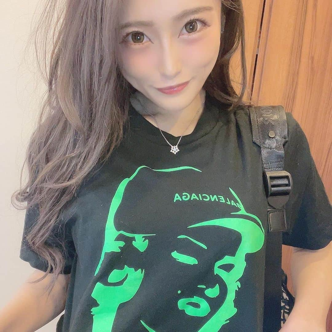 七瀬ひなさんのインスタグラム写真 - (七瀬ひなInstagram)「デフドーグさんのお馴染みのマリリン×BALENCIAGA🧢のTシャツꫛꫀꪝ✧‧˚ver.が出たそうです💁‍♀️💋 蛍光色！！！ めっちゃ珍しい🙊💞 やぱめちゃくちゃかわいい🥲💗 白もあるみたいです🥰 ひなは今回はLサイズでちょい大きめで着れるようにしましたああ！ 参考にしてね💁‍♀️ Tシャツはいまの時期にぴったりじゃけん、ぜひに💁‍♀️💋  #デフドーグ #defdawg #マリリンモンロー #BALENCIAGA #Tシャツ #メンズライク #かわいい #おすすめ」8月27日 14時35分 - piyo0717