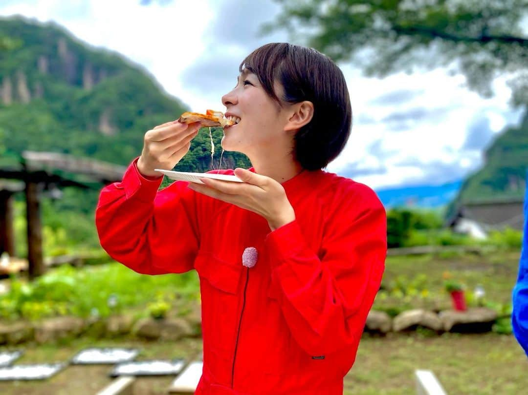 酒井瞳さんのインスタグラム写真 - (酒井瞳Instagram)「比叡山バックにたくさんピザ食べた🍕  焼きたては更に美味しい✌️⭐️  ただ、猫舌です🙀笑  #よかばん #宮崎 #延岡 #手作り #ピザ釜 #夏休みの工作 #自然 #材料費0円 #ピザ #🍕#手作りピザ #ピザ作り #自然と暮らす」8月27日 14時55分 - s.sakaihitomi