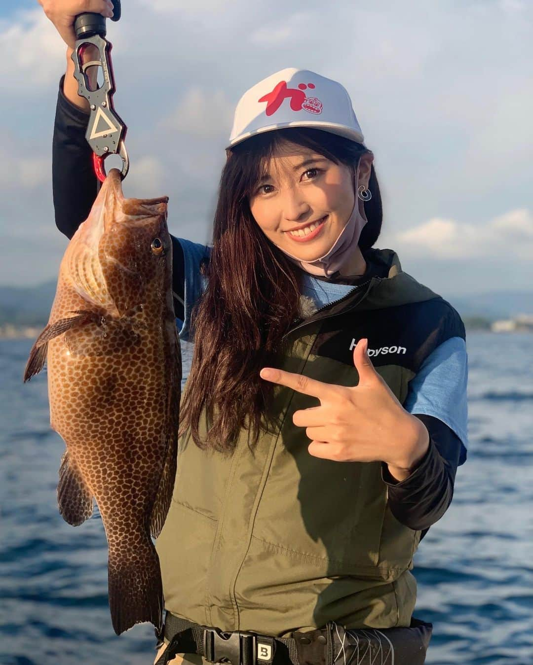 深水あきらのインスタグラム：「念願の和歌山でSLJとイカメタルをしてきました🎣 ドデカ魚を持ってニッコニコの私ですが、果たしてこれは…？ これなに…？ 本当に私が釣ったんでしょうか…？？  明日、6:20〜 テレビ大阪「ガッ釣り関西」見てね👀  長時間のロケでしたが、 #ハピソンガール の あゆちぃとうらんちゃんとワイワイ楽しく満喫できたのであっという間でした❤️  沖に出る時に現在地確認して 自分が海の部分にいるの見るとテンション上がる😆  #釣り　#釣りガール　#釣り女子  #ツリジョ　#釣り女　 #釣れないガール卒業  #釣果グラム #オオモンハタ #イカメタル　#和歌山釣り #ガッ釣り関西」