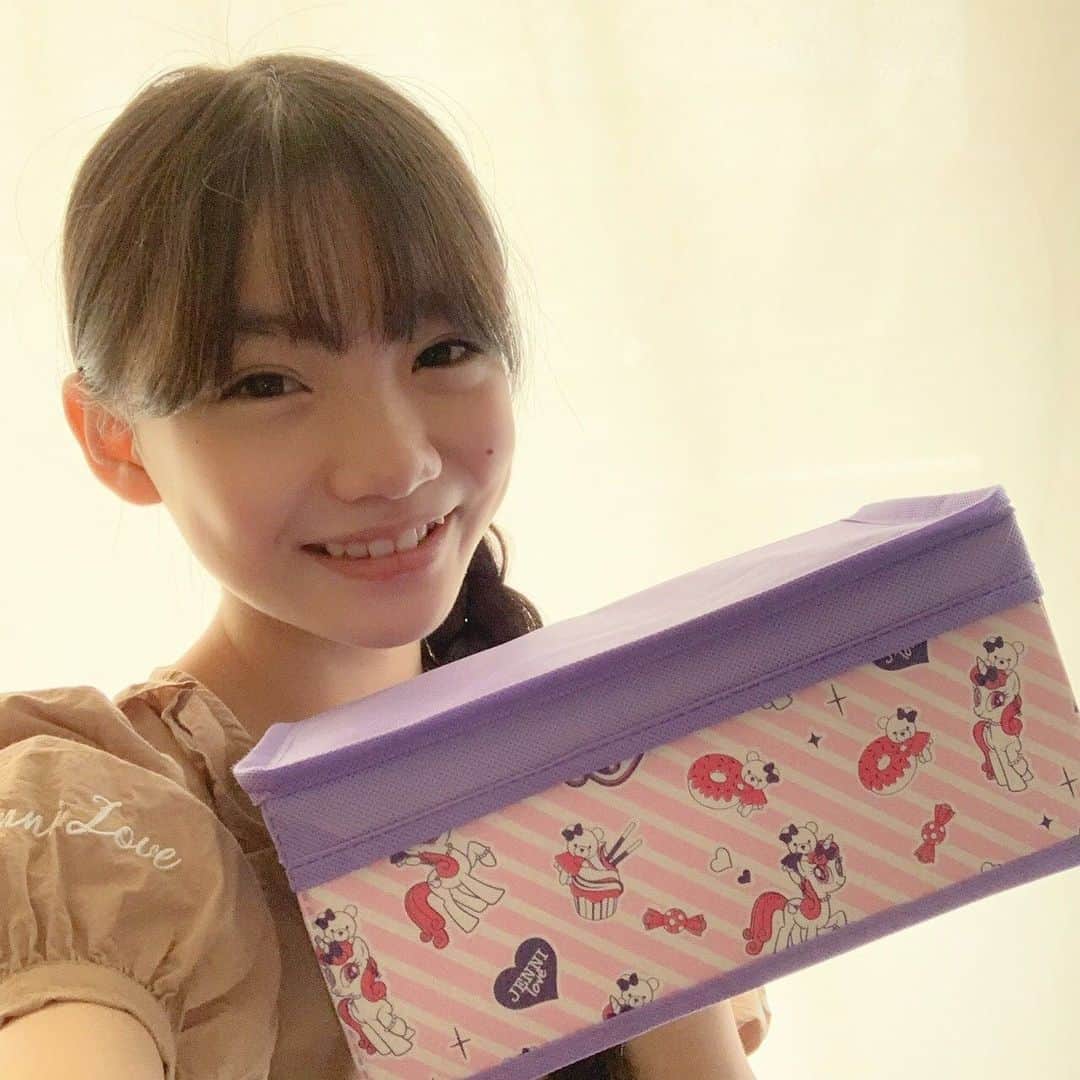 ニコ☆プチのインスタグラム：「ニコ⭐︎プチ10月号ふろくは、超便利な❣️ジェニィラブ×マイリトルポニー 収納ボックス💞 今回もプチモのふろくの使い方を紹介していくよ💜😽 . .  ラベンダーとピンクの色合いがキュートな収納ボックスだよ(>ω<〃)～♡ かわいすぎるジェニコにキュン💜 この中にはネイルを入れてみたよ！ 開けやすさも取り出しやすさも◎💓😘 お片付けがちょっと苦手なあんにゃも可愛い収納ボックスで気分上がるー⤴︎  みんなは中に何入れる？💭 . .  #ニコプチ #ニコプチふろく #プチモのふろくの使い方  #ニコプチふろくのある生活  #ジェニィラブ #マイリトルポニー  #ふろく #星乃あんな」