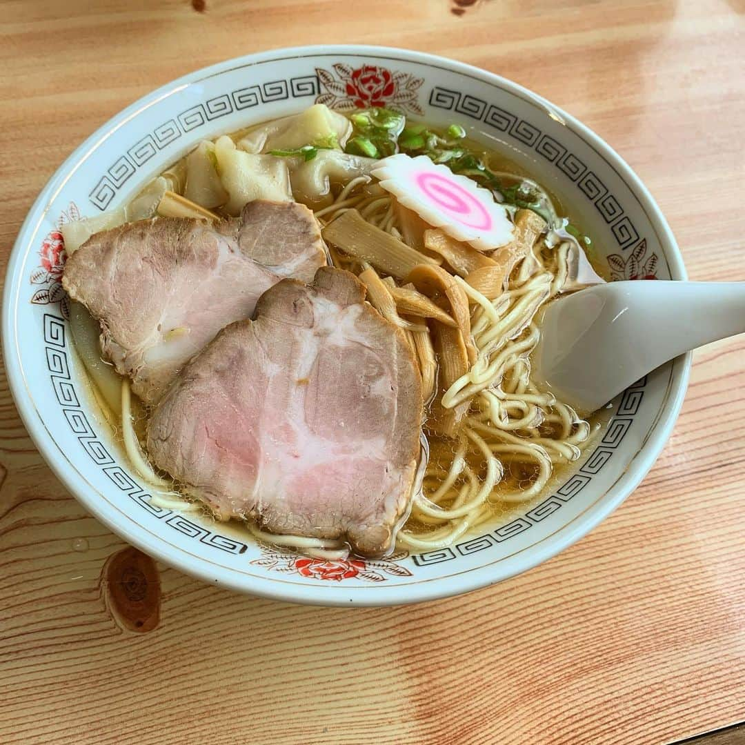 渡邉ひかるさんのインスタグラム写真 - (渡邉ひかるInstagram)「春華亭　@ 町屋 ワンタンメン　650円 ・ ・ ・ ・ まさかの今年初投稿になります（笑） お待たせしました！  いや、ちょこちょこ ラーメン活動はしていたのですが この時世の中で発信することが 難しいなと思っていた自分がいて 自粛していたのですが  素敵なラーメン屋さんを 以前からお世話になっている 森本さん(@satokomorimoto ) に紹介していただいたので これは！再開させるのに 素敵なラーメン！となり 久しぶりの更新🙇‍♀️！  今回は町屋駅から 徒歩約12分のところに位置する 昔から地元の方達に愛されている 町中華　【春華亭】さんに。  暑かったり寒かったりする時期は 駅からタクシーもおすすめです◎  お昼過ぎころに伺ったので 1番忙しいお昼帯も 落ち着いた頃でした。  座席は小上がりの席と 向かい合うテーブルと。  メニューは 私が最近ハマっている ［ワンタンメン］に決めました。  具材は ・ネギ ・昔ながらの肉を感じるチャーシュー ・細切りのめんま ・なると  個人的にラーメンになるとが のっていると テンションが上がる！！！笑  自家製麺はストレート中太麺で 透明感の中に鶏の旨みが 奥にある感じがとても◎  ワンタンは中身よりも しっかり生地が多めのものが 好みなので とぅるとぅる感のある 舌触りがたまらない！  町中華ということもあって 塩焼きそばに麻婆豆腐も いただきましたが また食べだすと止まらない〜笑笑  別々に食べても良し！ 麻婆豆腐を塩焼きそばに かけて食べても良し！  何度か足を運んで 常連さんになると サービスのサラダを 出してくれることも…あるとかないとか！？♪  ちなみに！  ここには 森本聡子さんが プロデュースしている ラーメンに合うお酒も置いてあるのですが……  ラーメンの酒は ラーメン女子へのサービスで 無料になります✨ 大将に声かけてください！ とのことです🤭！  気になる方は 数量限定になりますが 下のURLから購入もできるので ぜひお試しください♪  https://shop.sakekaika.co.jp/products/410  ⏰営業時間⏰ 11:15ー18:00 (スープが無くなり次第終了です) ※コロナ拡大などにより営業時間・定休日が異なる場合もあるのでぜひ事前にご確認ください！  💤定休日💤 日曜日  #ラーメン　#らーめん部 #らーめん大好き #ラーメン女子 #麺すたぐらむ #ラーメン大好き渡邉さん　#町屋　#町中華　#春華亭　#ワンタンメン　#醤油ラーメン」8月27日 15時59分 - ramenwatanabe0215