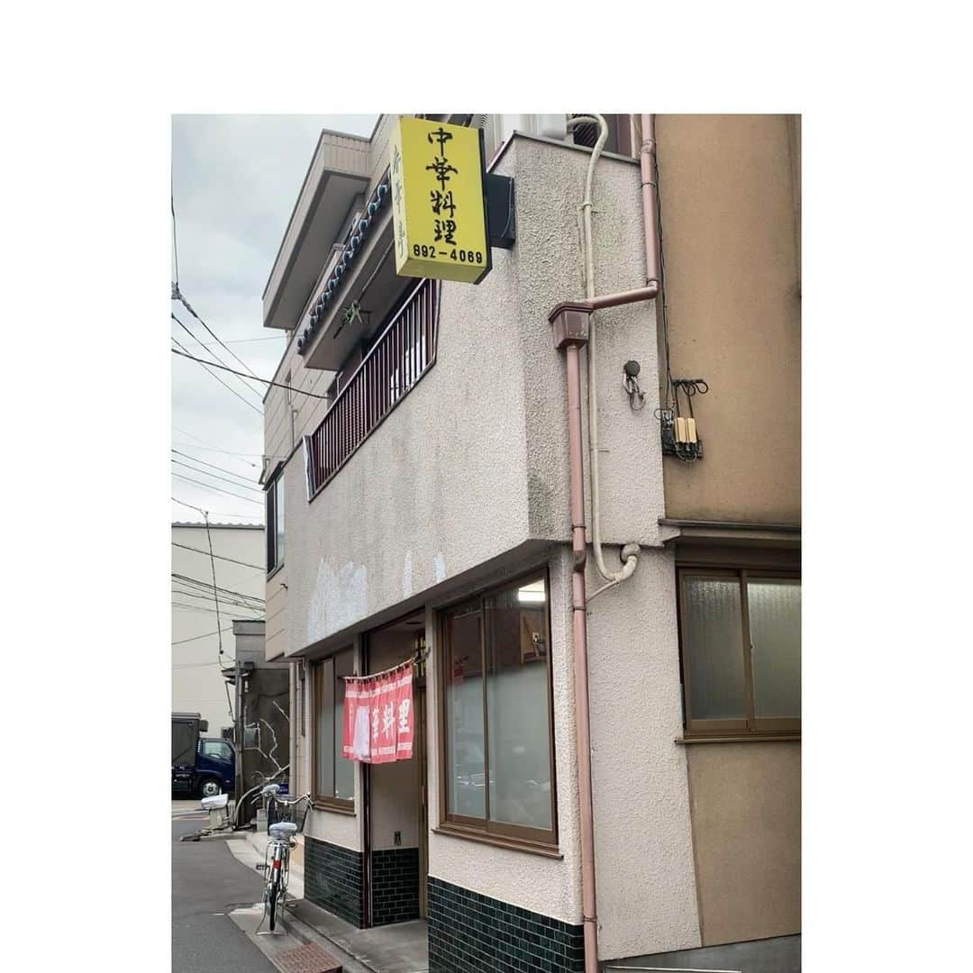 渡邉ひかるさんのインスタグラム写真 - (渡邉ひかるInstagram)「春華亭　@ 町屋 ワンタンメン　650円 ・ ・ ・ ・ まさかの今年初投稿になります（笑） お待たせしました！  いや、ちょこちょこ ラーメン活動はしていたのですが この時世の中で発信することが 難しいなと思っていた自分がいて 自粛していたのですが  素敵なラーメン屋さんを 以前からお世話になっている 森本さん(@satokomorimoto ) に紹介していただいたので これは！再開させるのに 素敵なラーメン！となり 久しぶりの更新🙇‍♀️！  今回は町屋駅から 徒歩約12分のところに位置する 昔から地元の方達に愛されている 町中華　【春華亭】さんに。  暑かったり寒かったりする時期は 駅からタクシーもおすすめです◎  お昼過ぎころに伺ったので 1番忙しいお昼帯も 落ち着いた頃でした。  座席は小上がりの席と 向かい合うテーブルと。  メニューは 私が最近ハマっている ［ワンタンメン］に決めました。  具材は ・ネギ ・昔ながらの肉を感じるチャーシュー ・細切りのめんま ・なると  個人的にラーメンになるとが のっていると テンションが上がる！！！笑  自家製麺はストレート中太麺で 透明感の中に鶏の旨みが 奥にある感じがとても◎  ワンタンは中身よりも しっかり生地が多めのものが 好みなので とぅるとぅる感のある 舌触りがたまらない！  町中華ということもあって 塩焼きそばに麻婆豆腐も いただきましたが また食べだすと止まらない〜笑笑  別々に食べても良し！ 麻婆豆腐を塩焼きそばに かけて食べても良し！  何度か足を運んで 常連さんになると サービスのサラダを 出してくれることも…あるとかないとか！？♪  ちなみに！  ここには 森本聡子さんが プロデュースしている ラーメンに合うお酒も置いてあるのですが……  ラーメンの酒は ラーメン女子へのサービスで 無料になります✨ 大将に声かけてください！ とのことです🤭！  気になる方は 数量限定になりますが 下のURLから購入もできるので ぜひお試しください♪  https://shop.sakekaika.co.jp/products/410  ⏰営業時間⏰ 11:15ー18:00 (スープが無くなり次第終了です) ※コロナ拡大などにより営業時間・定休日が異なる場合もあるのでぜひ事前にご確認ください！  💤定休日💤 日曜日  #ラーメン　#らーめん部 #らーめん大好き #ラーメン女子 #麺すたぐらむ #ラーメン大好き渡邉さん　#町屋　#町中華　#春華亭　#ワンタンメン　#醤油ラーメン」8月27日 15時59分 - ramenwatanabe0215