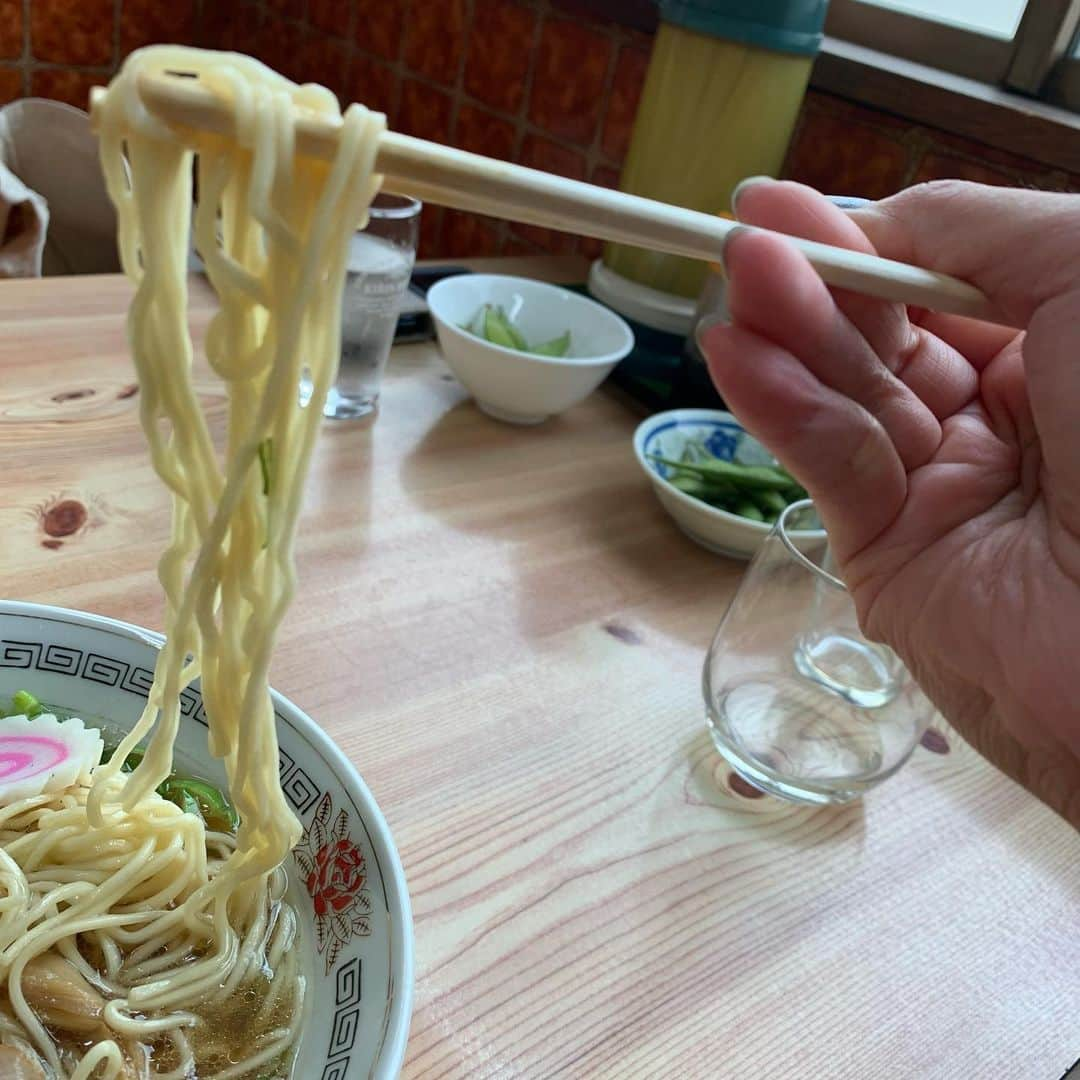 渡邉ひかるさんのインスタグラム写真 - (渡邉ひかるInstagram)「春華亭　@ 町屋 ワンタンメン　650円 ・ ・ ・ ・ まさかの今年初投稿になります（笑） お待たせしました！  いや、ちょこちょこ ラーメン活動はしていたのですが この時世の中で発信することが 難しいなと思っていた自分がいて 自粛していたのですが  素敵なラーメン屋さんを 以前からお世話になっている 森本さん(@satokomorimoto ) に紹介していただいたので これは！再開させるのに 素敵なラーメン！となり 久しぶりの更新🙇‍♀️！  今回は町屋駅から 徒歩約12分のところに位置する 昔から地元の方達に愛されている 町中華　【春華亭】さんに。  暑かったり寒かったりする時期は 駅からタクシーもおすすめです◎  お昼過ぎころに伺ったので 1番忙しいお昼帯も 落ち着いた頃でした。  座席は小上がりの席と 向かい合うテーブルと。  メニューは 私が最近ハマっている ［ワンタンメン］に決めました。  具材は ・ネギ ・昔ながらの肉を感じるチャーシュー ・細切りのめんま ・なると  個人的にラーメンになるとが のっていると テンションが上がる！！！笑  自家製麺はストレート中太麺で 透明感の中に鶏の旨みが 奥にある感じがとても◎  ワンタンは中身よりも しっかり生地が多めのものが 好みなので とぅるとぅる感のある 舌触りがたまらない！  町中華ということもあって 塩焼きそばに麻婆豆腐も いただきましたが また食べだすと止まらない〜笑笑  別々に食べても良し！ 麻婆豆腐を塩焼きそばに かけて食べても良し！  何度か足を運んで 常連さんになると サービスのサラダを 出してくれることも…あるとかないとか！？♪  ちなみに！  ここには 森本聡子さんが プロデュースしている ラーメンに合うお酒も置いてあるのですが……  ラーメンの酒は ラーメン女子へのサービスで 無料になります✨ 大将に声かけてください！ とのことです🤭！  気になる方は 数量限定になりますが 下のURLから購入もできるので ぜひお試しください♪  https://shop.sakekaika.co.jp/products/410  ⏰営業時間⏰ 11:15ー18:00 (スープが無くなり次第終了です) ※コロナ拡大などにより営業時間・定休日が異なる場合もあるのでぜひ事前にご確認ください！  💤定休日💤 日曜日  #ラーメン　#らーめん部 #らーめん大好き #ラーメン女子 #麺すたぐらむ #ラーメン大好き渡邉さん　#町屋　#町中華　#春華亭　#ワンタンメン　#醤油ラーメン」8月27日 15時59分 - ramenwatanabe0215