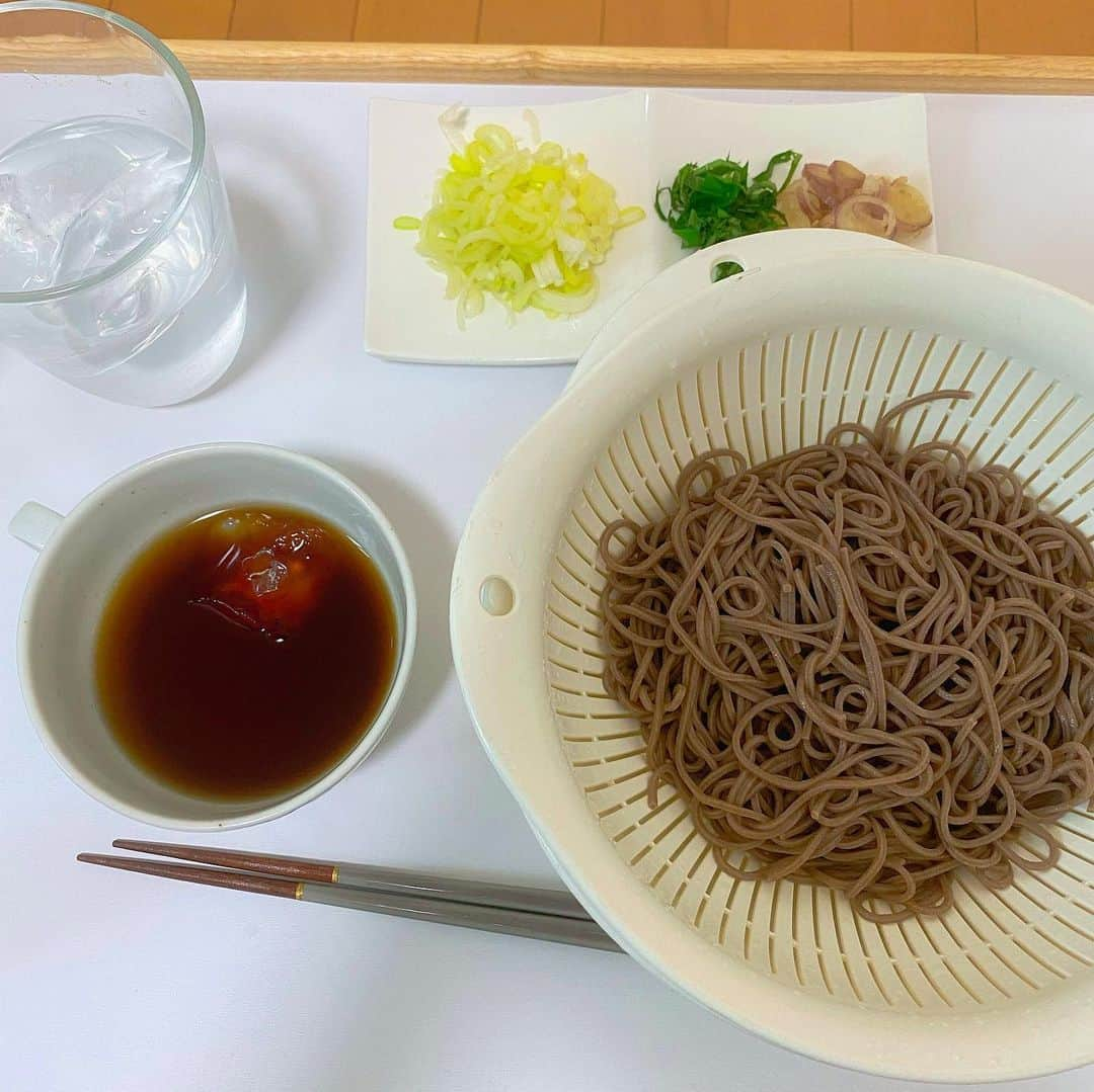 おたけのインスタグラム：「とあるコロナ中のご飯😑  コロナ中は最初お腹が空かないんです でも食べないと痩せちゃうから無理してでも食べてました🥶 脂っこいのは食べたくないし元々絞ってるので和食中心で作ってもらいました このご飯達が最高のご馳走でした😊😊😊  #コロナ #食事 #ダイエット #トレーニング #ジャンポケ #おたけ」