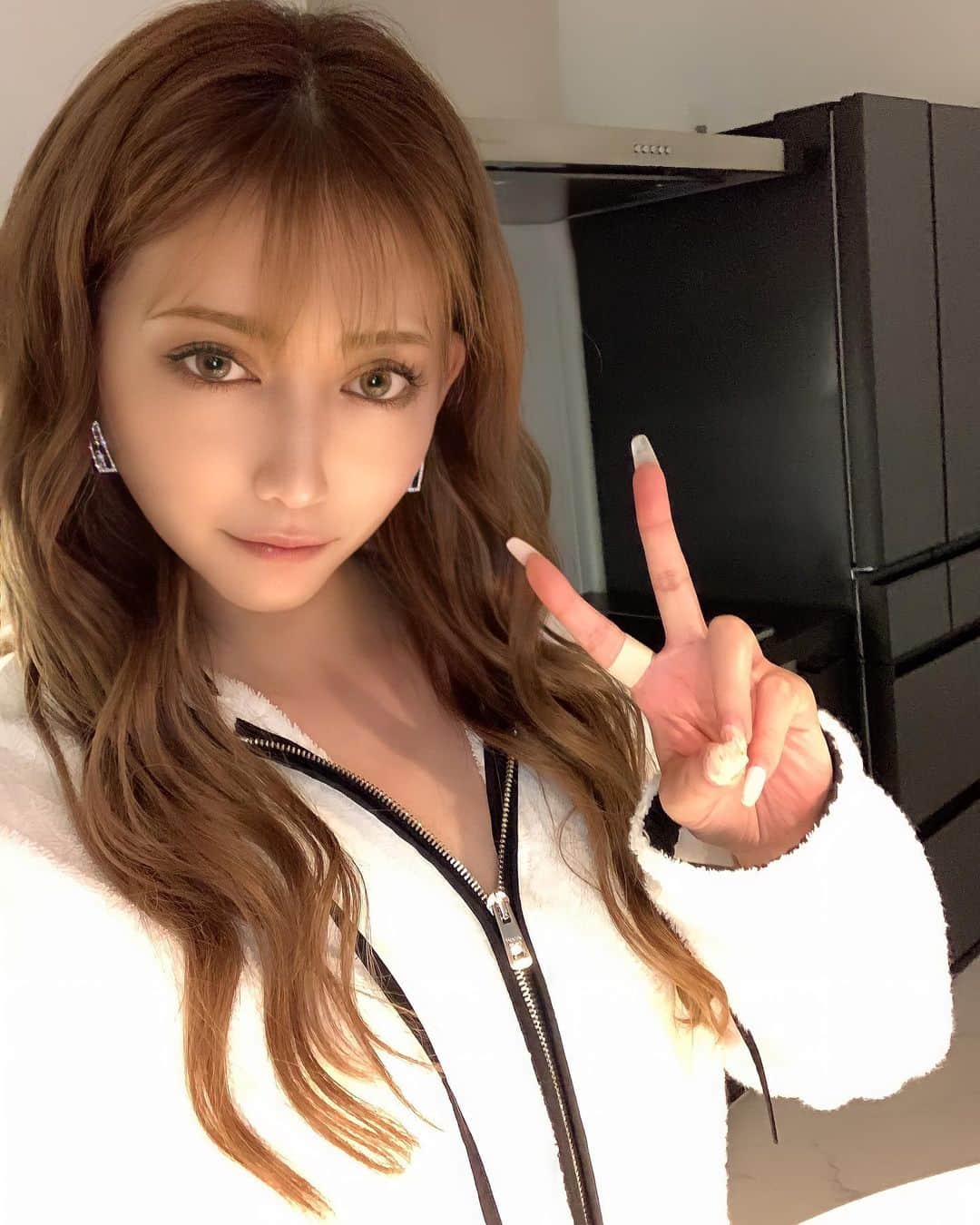 加賀美早紀のインスタグラム：「✌️💕」