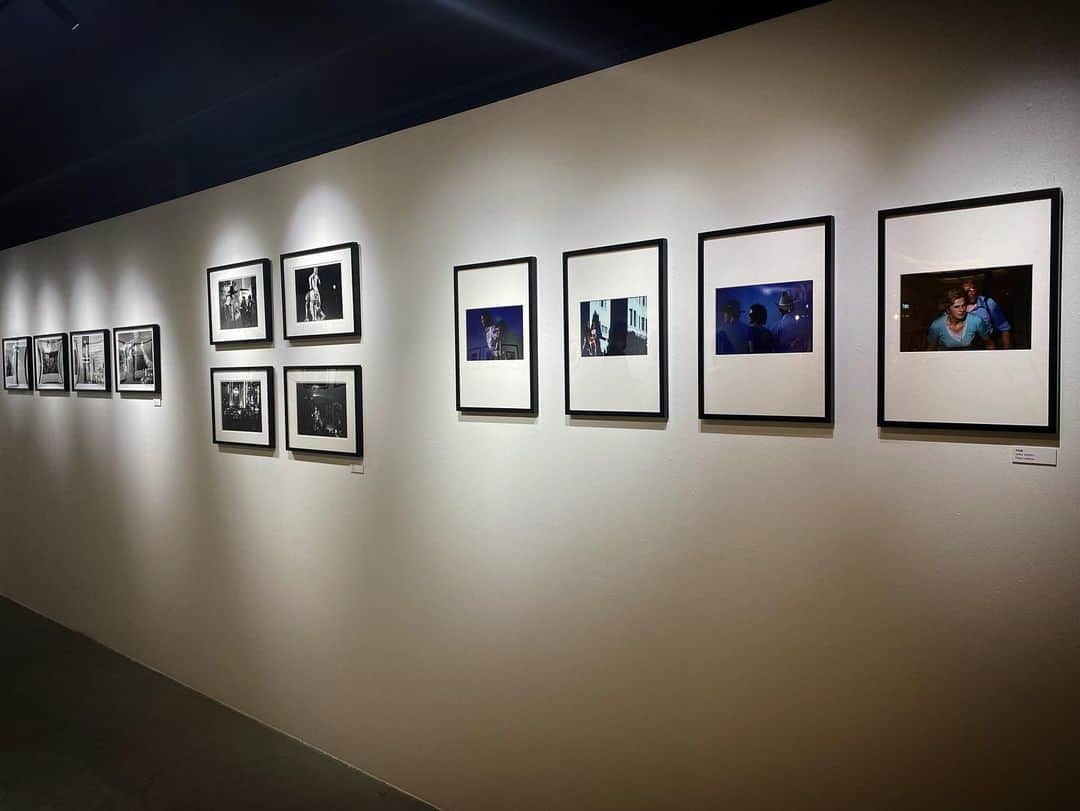 橋本真実さんのインスタグラム写真 - (橋本真実Instagram)「#dearfilmproject  写真展『THE CRAFTED』  伊島薫さん、井出情児さん、片岡義男さん、谷川俊太郎さん、長濱治さん、三浦憲治さん、渡辺達生さん という錚々たる方々のお写真を拝見。　 凄みというか熱量というか、…言葉にすると陳腐すぎて。すごい…という言葉しか出てこなかったです。感嘆。 素晴らしかったです。  井出情児さんは、昔映画でご一緒させて頂いていて。 情児さんの写真の横で📷 状況劇場の舞台写真や、1964年ごろの東京の写真。 危うさと色っぽさと、乱暴さと、刹那的で、、、ため息出ます。」8月27日 16時45分 - mami_hashimoto130
