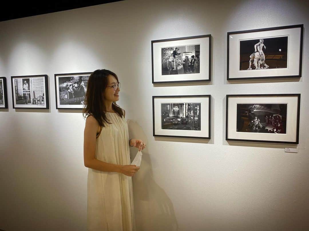 橋本真実さんのインスタグラム写真 - (橋本真実Instagram)「#dearfilmproject  写真展『THE CRAFTED』  伊島薫さん、井出情児さん、片岡義男さん、谷川俊太郎さん、長濱治さん、三浦憲治さん、渡辺達生さん という錚々たる方々のお写真を拝見。　 凄みというか熱量というか、…言葉にすると陳腐すぎて。すごい…という言葉しか出てこなかったです。感嘆。 素晴らしかったです。  井出情児さんは、昔映画でご一緒させて頂いていて。 情児さんの写真の横で📷 状況劇場の舞台写真や、1964年ごろの東京の写真。 危うさと色っぽさと、乱暴さと、刹那的で、、、ため息出ます。」8月27日 16時45分 - mami_hashimoto130