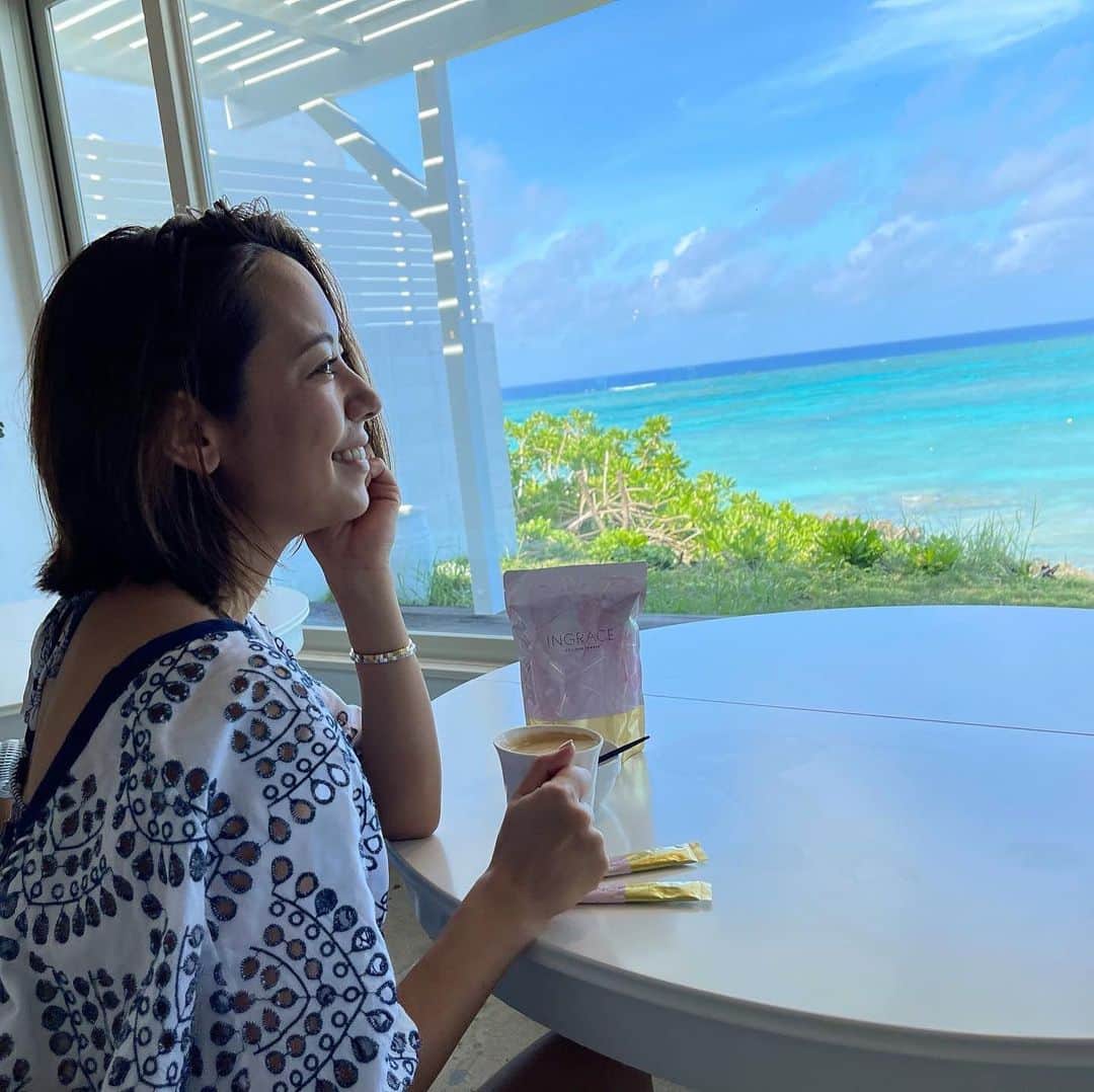 のインスタグラム：「そんなに日焼けして大丈夫？ 日焼け後のケアは何してるの？  と良く聞かれますが、  お肌のためにビタミンやサプリは欠かさずとってます！最近お友達に勧められて飲み始めたのが、イングレースコラーゲン✨ サラサラした粉末タイプの壊れていないコラーゲンなので、吸収されやすく、飲みやすいのでお勧め🙌 旅先にも持っていって、日焼け肌のリカバリーのために飲んでます☀️  www.ingrace.co.jp #イングレース #ingrace #コラーゲン #アンチエイジング」