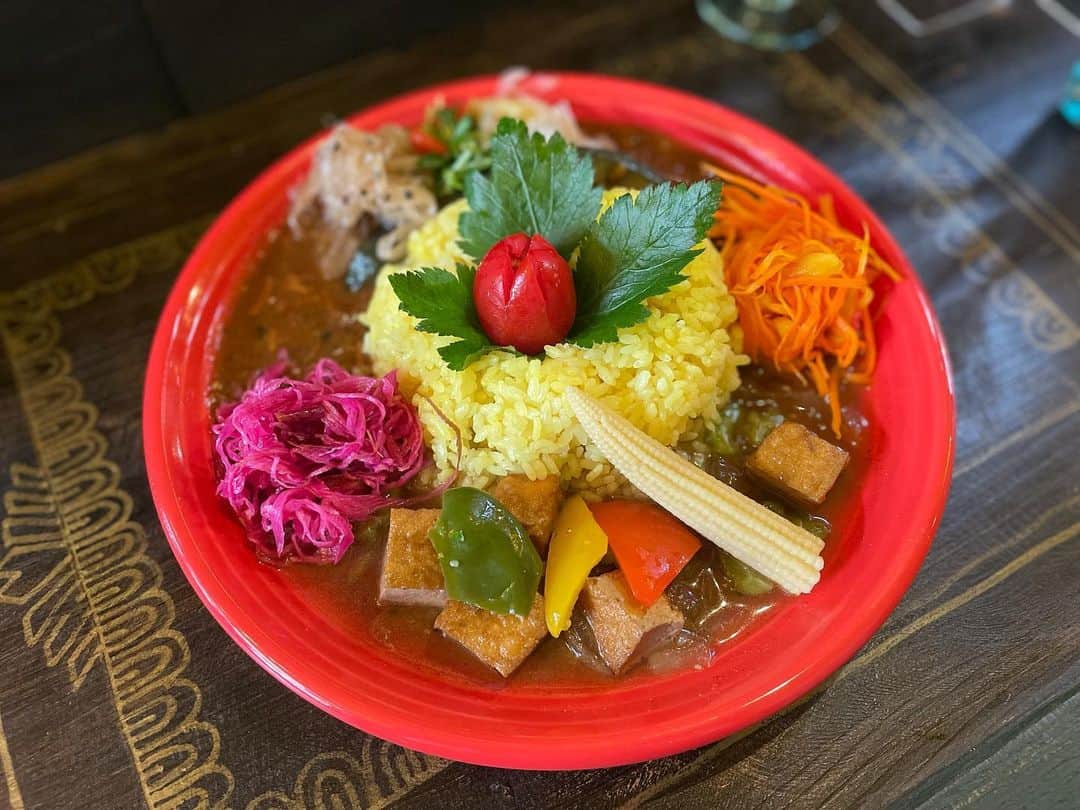 大森万梨乃のインスタグラム：「ㅤㅤㅤ ㅤㅤㅤ 見た目も華やかなカレー🌻 夏は無性に食べたくなります。 ㅤㅤ 手前は珍しいゴーヤ＆厚揚げのカレー。 ㅤㅤㅤ #カレー美術館tiam #静岡グルメ」