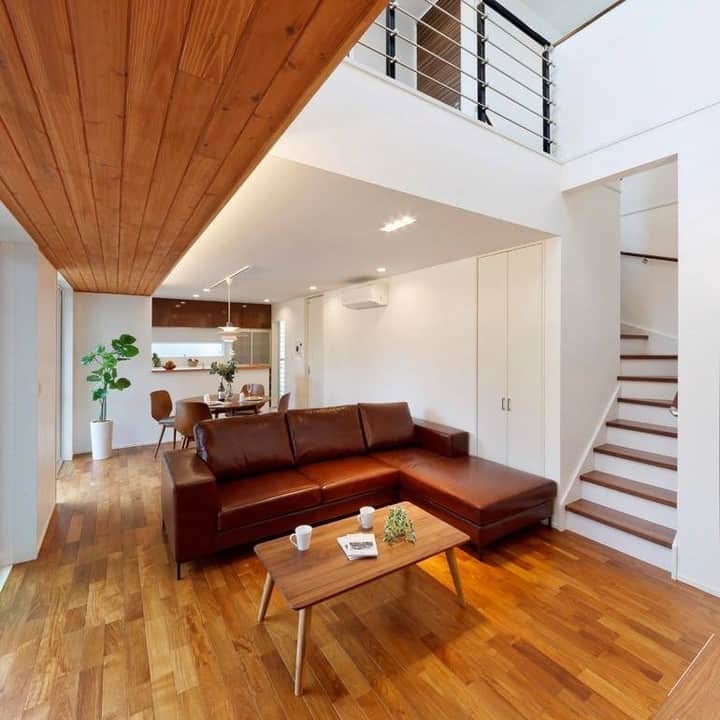 納得住宅工房さんのインスタグラム写真 - (納得住宅工房Instagram)「使い込むほど色合いや質感が変化して風合いが増していく革張りのソファ。 存在感のある質感でリビングスタイルを程よく引き締めます。  家具選びはお家創りの楽しみの一つ。 ソファ1つでお部屋の印象がガラリと変わります。  @nattoku_jutaku_kobo △トップページURLよりHP「デザインギャラリー」にて施工事例を多数ご覧いただけます。  #納得住宅工房 #自然素材の家 #地域工務店 #リビング #ldk #住み心地の良い家 #居心地の良い空間 #本革ソファ #l字型ソファ #風合い #リビングインテリア #レザーソファ #maduro_style #groovin」8月27日 17時00分 - nattoku_jutaku