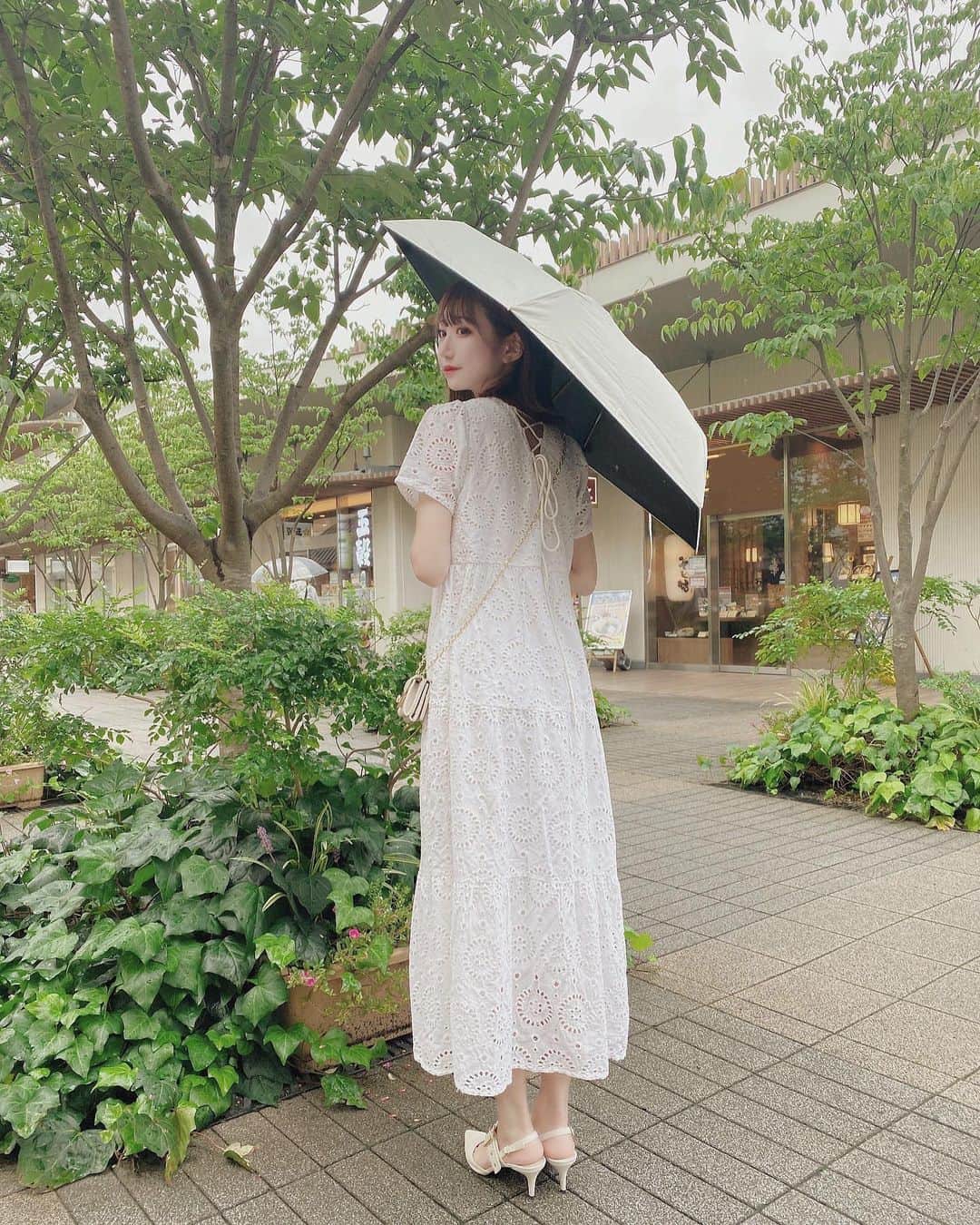 Ayanaさんのインスタグラム写真 - (AyanaInstagram)「@_novae.jp_  折りたたみの日傘get🤍 99%カットの雨天兼用、、、🦢💞 🤍coupon code→「77」 ⁡ onepiece @deuxamour_official shoes @charleskeith_jp」8月27日 17時35分 - naalunlun