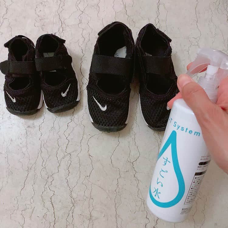 安田美沙子さんのインスタグラム写真 - (安田美沙子Instagram)「99.9%水でできている除菌・消臭スプレー✨  我が家は赤ちゃんやペットがいるので、お部屋のあちこちや、おもちゃにも使えて安心 🌈  脱臭力がすごいので、沢山汗をかいて臭いの気になる子供の靴にも 、はんなのおトイレ後のにおい対策にとても便利👍  無香料だから、においで胡麻化さず、しっかり消臭できるのです。  アルコールでも次亜塩素酸でもないまったく新しい仕組みの除菌スプレー、我が家で活躍してくれてます🌟  #すごい水除菌消臭  #すごい水除菌 #すごい水 #強力消臭　　#pr」8月27日 17時51分 - yasuda_misako