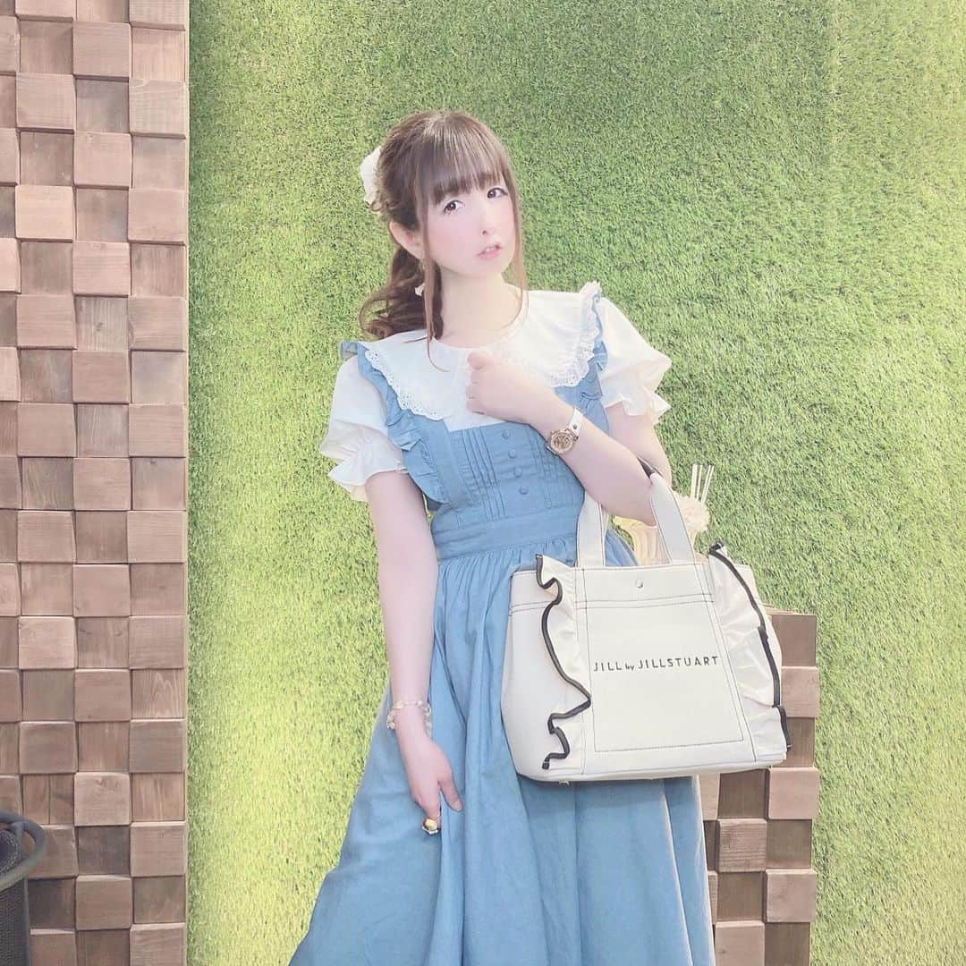伊藤芽衣のインスタグラム：「ブラウス＊ GRLグレイルさん♡ （@grl_official ） ⁡ ジャンスカ F i.n.t さん♡ （@fi.n.t_official）   #グレイル　#grl  #grl購入品　 #グレイル購入品　#グレイルコーデ #fint  #フィント #ガーリーファッション  #ガーリーコーデ　#ポニーテール #ポニーテール女子　#ヘアアレンジ  #lolitafashion  #ジルバイジルスチュアート  #jillbyjillstuart  #ジルバイ #ジルスチュアート」