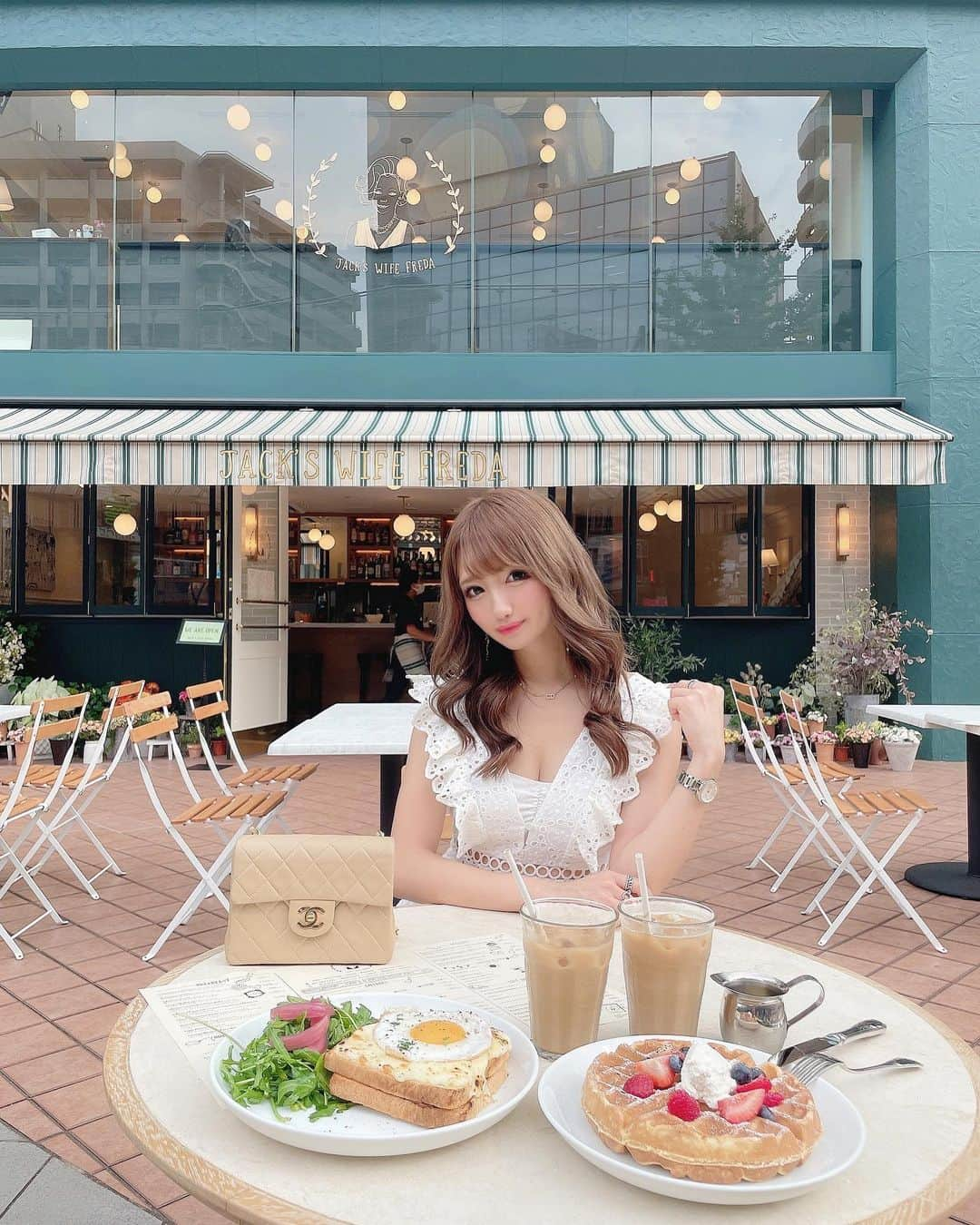 まゆぴちゅーさんのインスタグラム写真 - (まゆぴちゅーInstagram)「カフェコーデଘ(੭ˊ꒳​ˋ)੭✧☕︎🤍  カタチの可愛いワンピ♡ カフェの雰囲気に合わせた♡  @selectshop.siriusblue のだよー\( ˆoˆ )/🌈  👜： @_coco_vintage_  👠： @re_rz   ここの可愛いカフェの詳細は、今日のお昼に 投稿してるからぜひ見てね( ⸝⸝⸝⁼̴́◡︎⁼̴̀⸝⸝⸝)✌️🌼💓 . . . #jackswifefreda #jackswifefredatokyo #ジャックスワイフフリーダ #六本木カフェ #六本木ランチ #六本木グルメ #六本木ヒルズ #六本木ヒルズランチ #赤坂カフェ #港区カフェ #東京カフェ巡り #東京カフェ部 #カフェ巡り #カフェ活 #テラス席 #テラスカフェ #テラス席があるお店 #NY #アメリカンカフェ #cocovintage #ホワイトコーデ #ワンピースコーデ #白ワンピ #ビジョビ」8月27日 18時15分 - mayu_03pichu