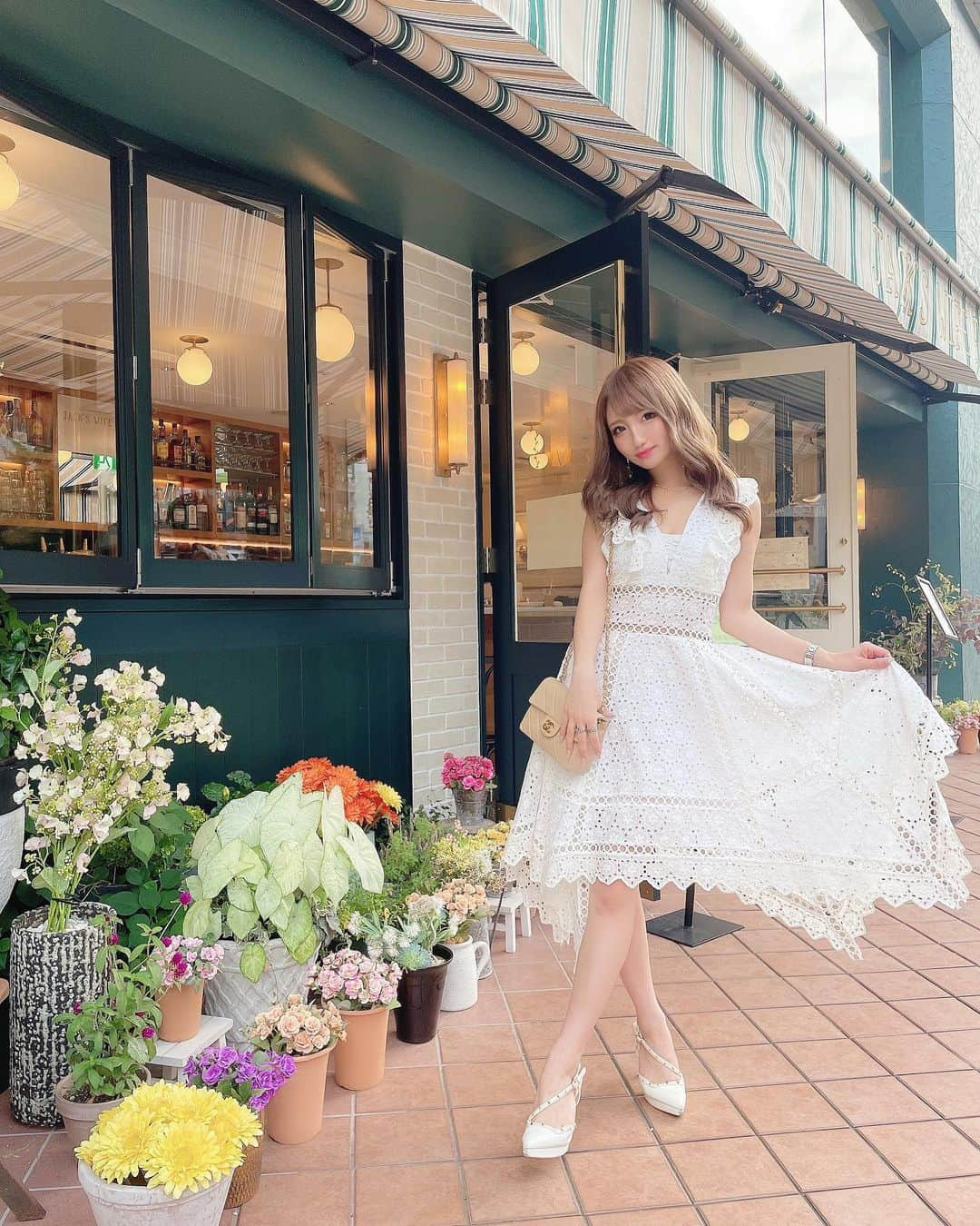 まゆぴちゅーさんのインスタグラム写真 - (まゆぴちゅーInstagram)「カフェコーデଘ(੭ˊ꒳​ˋ)੭✧☕︎🤍  カタチの可愛いワンピ♡ カフェの雰囲気に合わせた♡  @selectshop.siriusblue のだよー\( ˆoˆ )/🌈  👜： @_coco_vintage_  👠： @re_rz   ここの可愛いカフェの詳細は、今日のお昼に 投稿してるからぜひ見てね( ⸝⸝⸝⁼̴́◡︎⁼̴̀⸝⸝⸝)✌️🌼💓 . . . #jackswifefreda #jackswifefredatokyo #ジャックスワイフフリーダ #六本木カフェ #六本木ランチ #六本木グルメ #六本木ヒルズ #六本木ヒルズランチ #赤坂カフェ #港区カフェ #東京カフェ巡り #東京カフェ部 #カフェ巡り #カフェ活 #テラス席 #テラスカフェ #テラス席があるお店 #NY #アメリカンカフェ #cocovintage #ホワイトコーデ #ワンピースコーデ #白ワンピ #ビジョビ」8月27日 18時15分 - mayu_03pichu