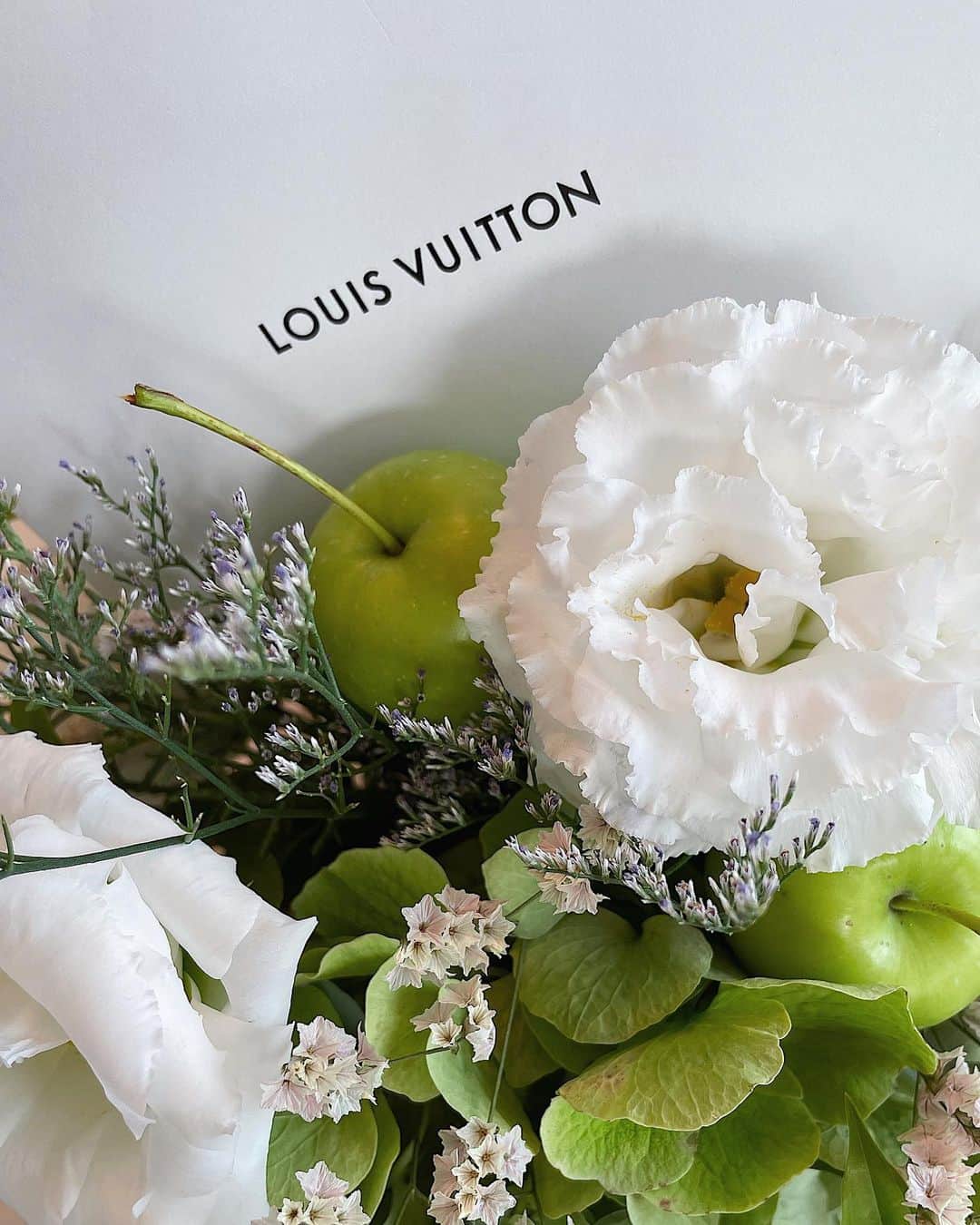 桃華絵里さんのインスタグラム写真 - (桃華絵里Instagram)「Thank you @louisvuitton 🤍  今年も真心溢れる優しさに感謝いたします✨ そして長年ありがとうございます🥲  #louisvuitton #lv  #love」8月27日 18時20分 - _momoka828_