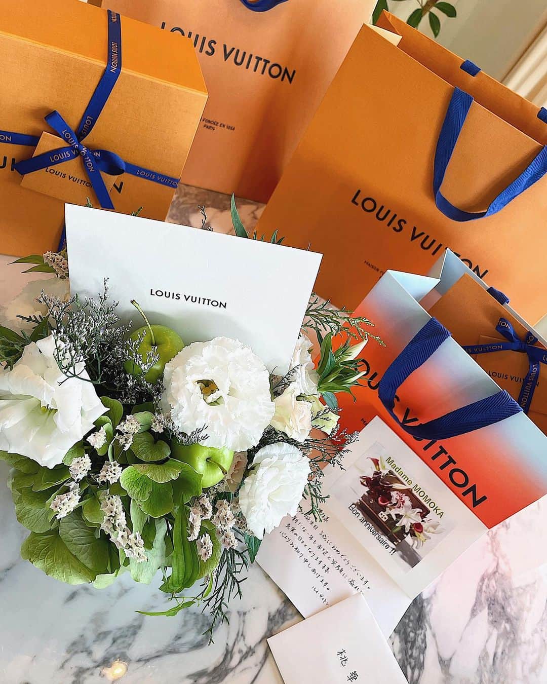 桃華絵里さんのインスタグラム写真 - (桃華絵里Instagram)「Thank you @louisvuitton 🤍  今年も真心溢れる優しさに感謝いたします✨ そして長年ありがとうございます🥲  #louisvuitton #lv  #love」8月27日 18時20分 - _momoka828_
