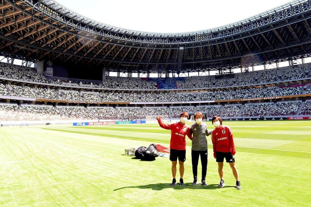 岩渕真奈さんのインスタグラム写真 - (岩渕真奈Instagram)「⚽️🇯🇵 ⁡ 5年間 いい時も悪い時も信用して使い続けてくれた事 まだまだ足りないってずっと言い続けてくれた事 いろいろあったけど 今の自分があるのはこの5年間があったから。 高倉さんありがとうございました✨ ⁡ いつか「いい選手になったね」 って言ってもらえるよう頑張ります👊🏼 ⁡ ⁡#ありがとうございました」8月27日 18時51分 - iwabuchi.m_jp