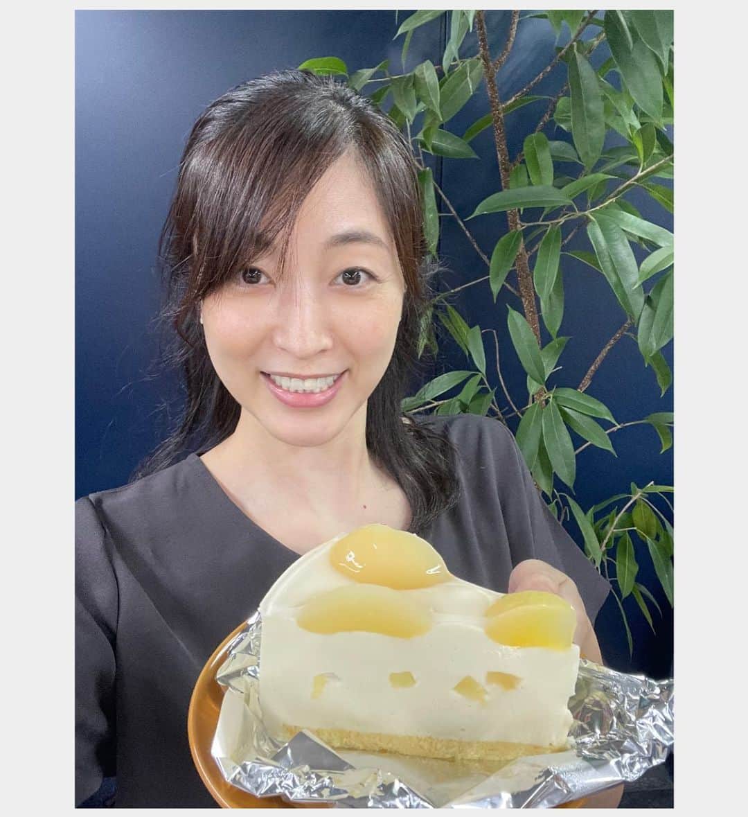 青山倫子さんのインスタグラム写真 - (青山倫子Instagram)「食べたいものを食べたい時に食べられるって、本っ当に幸せだよね。 フルーツケーキが食べたいなぁとみんなでお話ししていたら、買ってきてくれた。 素敵な心遣いができる大人に私もなりたい。  お知らせです。 8月27日　金曜日　夜11時30分から WOWOWオリジナルドラマ　「演じ屋」 放送です。 放送も残りあと少し。 誰かの願いを叶える仕事、演じ屋。 ぜひ見てください。  #青山倫子 #粋な心遣い #素敵な大人 #フルーツケーキ #大好き  #wowow #演じ屋」8月27日 18時52分 - noriko_aoyama1229