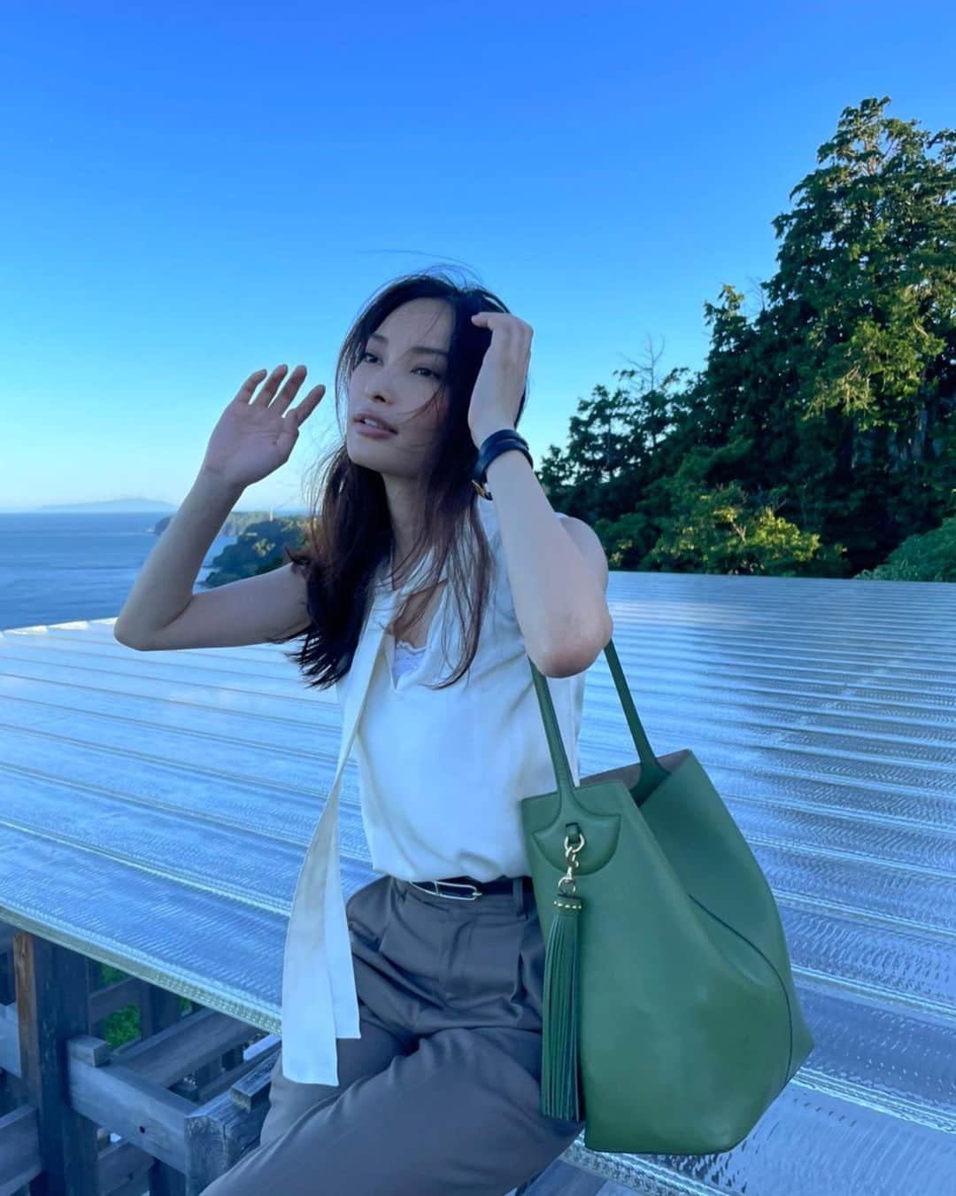 大政絢のインスタグラム：「#今日の絢服  tops @toryburch  pants @amerivintage  bag @jandmdavidson  sandals @brunellocucinelli_brand   気持ちのいい場所で撮影し、その後に📸 頼んでいた秋服が届いてきてまだ暑いけれど色から少しずつ秋模様に🌾」