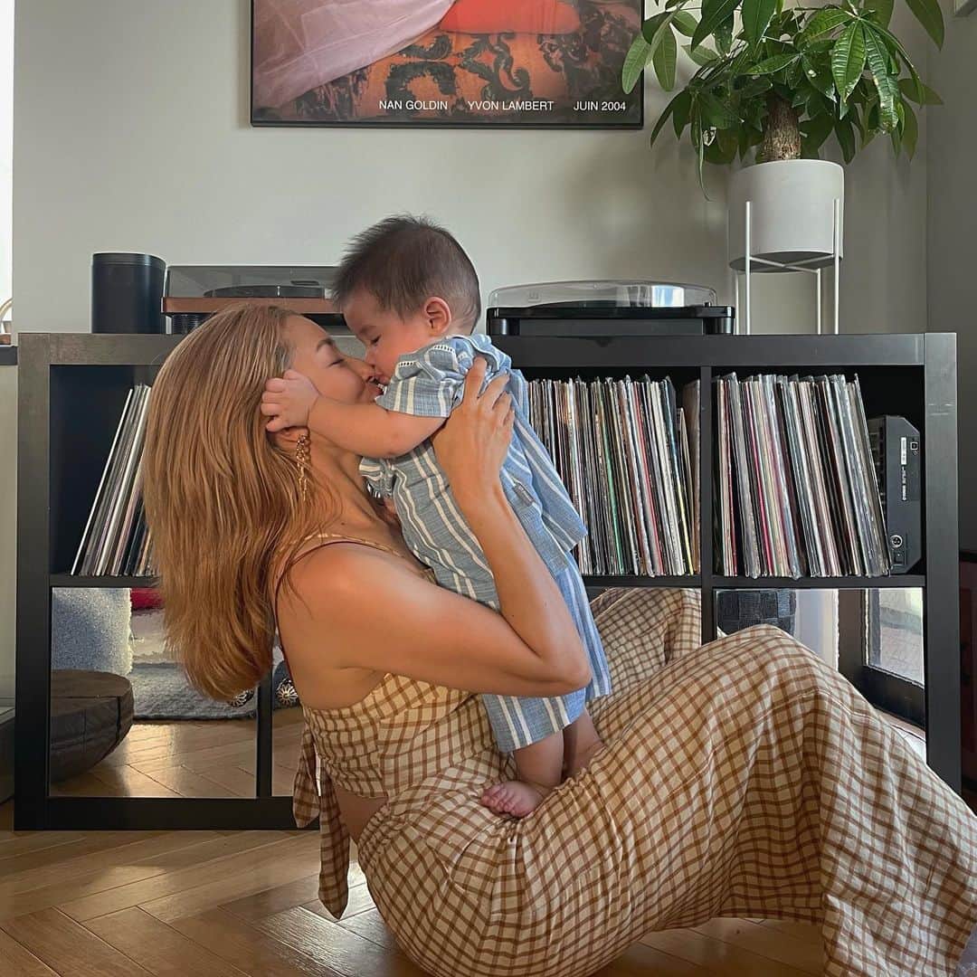BENIのインスタグラム：「I told him NO smooching yet🤷🏼‍♀️💦🤭 まだダメだってば #kisskisskiss」