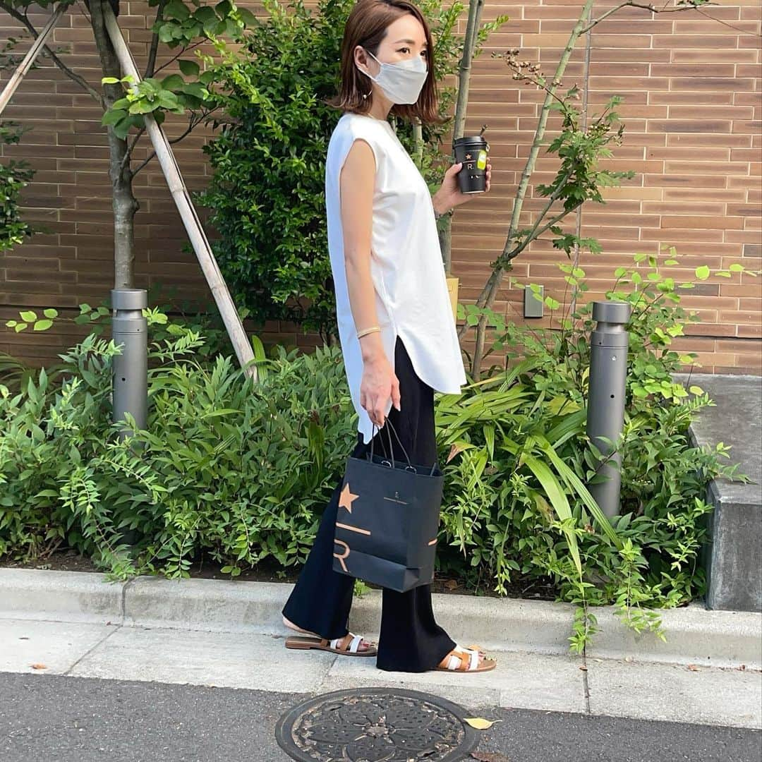 星玲奈さんのインスタグラム写真 - (星玲奈Instagram)「また猛暑が戻ってきましたね💦🥵 暑くて暑くて、服は最小限（笑）でシンプルに🙌🏻 そんな時に超ヘビロテで着ているのは 大体このノースリトップス🙆🏻‍♀️ 1枚で着ても脇からインナーが見えないし、パンツのヒップライン見えないし、肩も出過ぎない 最強バランス🥺❤️ top @urs_official #ユアーズ#urs bottom#musededeuxiemeclasse  shoes.bag#hermes#エルメス ・ #coordinate#fashion#outfit#ootd#instafashion#mamafashion#コーデ#コーディネート#ファッション」8月27日 19時02分 - reinahoshi1015