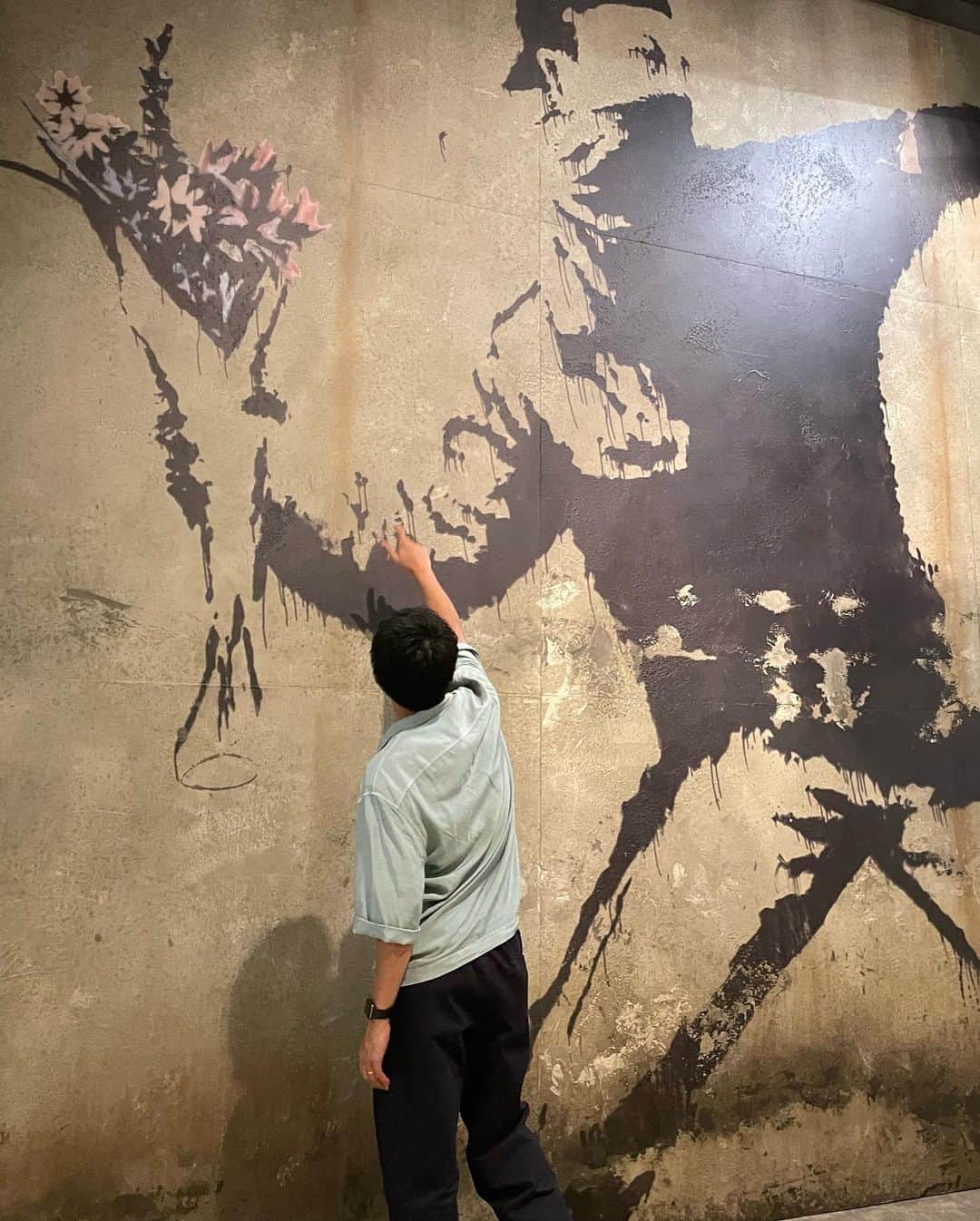 山本紘之さんのインスタグラム写真 - (山本紘之Instagram)「. 「バンクシーって誰？展」 行ってきました。  どの絵にも痛烈なメッセージが込められていて、知れば知るほど興味が湧いてきます。  #バンクシーって誰展  #バンクシー」8月27日 19時18分 - yamamoto_hiroyuki.ntv