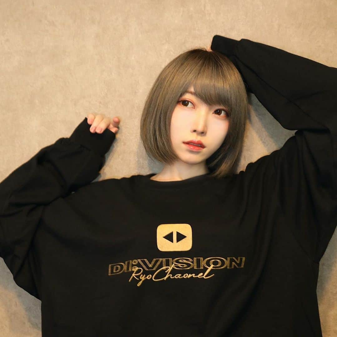 山吹りょうさんのインスタグラム写真 - (山吹りょうInstagram)「【山吹りょう×DI:VISIONコラボ】 私のYoutubeチャンネルの登録者数15000人記念して、 DI:VISIONさんとコラボさせて頂く形となりました！！  そして、なんと特典会も行うことになりました！！ 是非みんなに会いたいので、コラボアイテム購入して会いに来てください！  詳細は3枚目の画像にて！  http://di-vision.stores.jp  ＊ ＊ ＊ ＊ ＊ ＊ ＊  #ファッション #fashion #패션 #时装 #ショート #ショートヘア #model #モデル #ギター #guitarist #ギタリスト #guitar #バンド #ガールズバンド #girlsband #japanesegirl #cosplay #グラビア #コスプレ #selfie #me #ootd #instagood #いいねして #今日の一枚」8月27日 19時20分 - ry01204