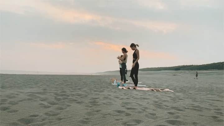 馬詰まほのインスタグラム：「Earthing yoga 🌎🌼 今日もたくさん頑張ったね、ありがとう。って 自分のカラダとココロに伝えれた最高な時間でした🧡  そして、だいすきなおふたりと 最高に素敵なサンセットと共に時間を過ごせて幸せだ☺︎ @elly808yoga / @veg.icura」