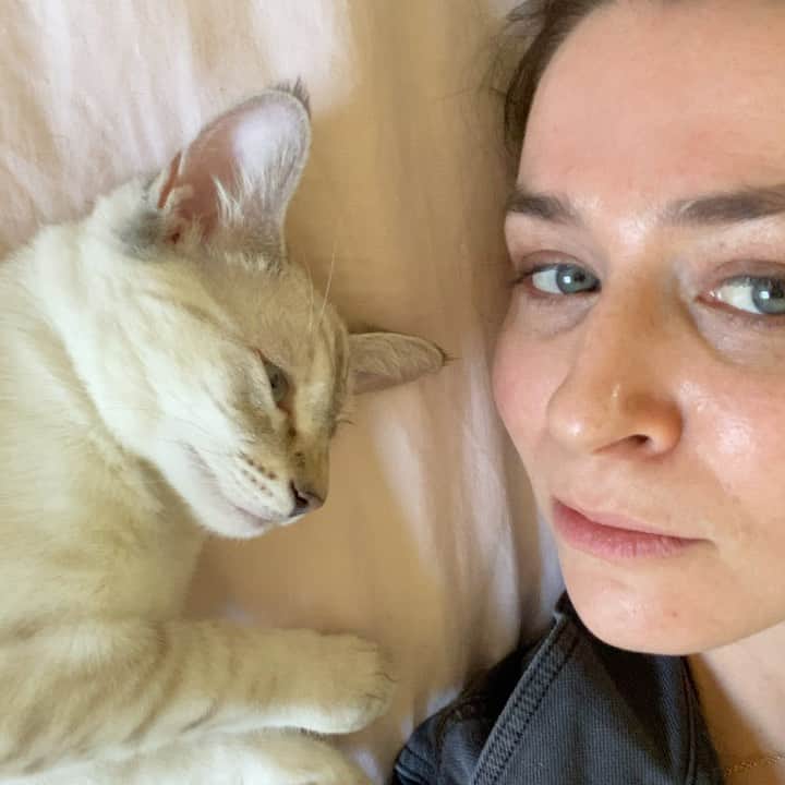 カテリーナ・スコーソンのインスタグラム：「If you listen real close you can hear what I can hear. #pussycat」