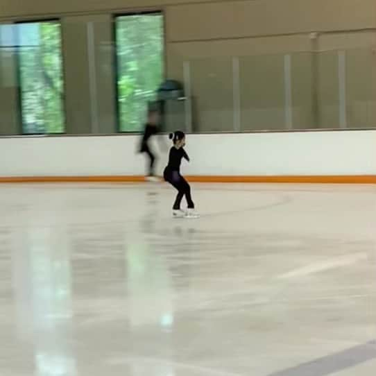 ヴィクトール・ファイファーのインスタグラム：「Coco’s new triple salchow. #figureskating #usfsa #triplejumps #juvenile #coloradosprings」