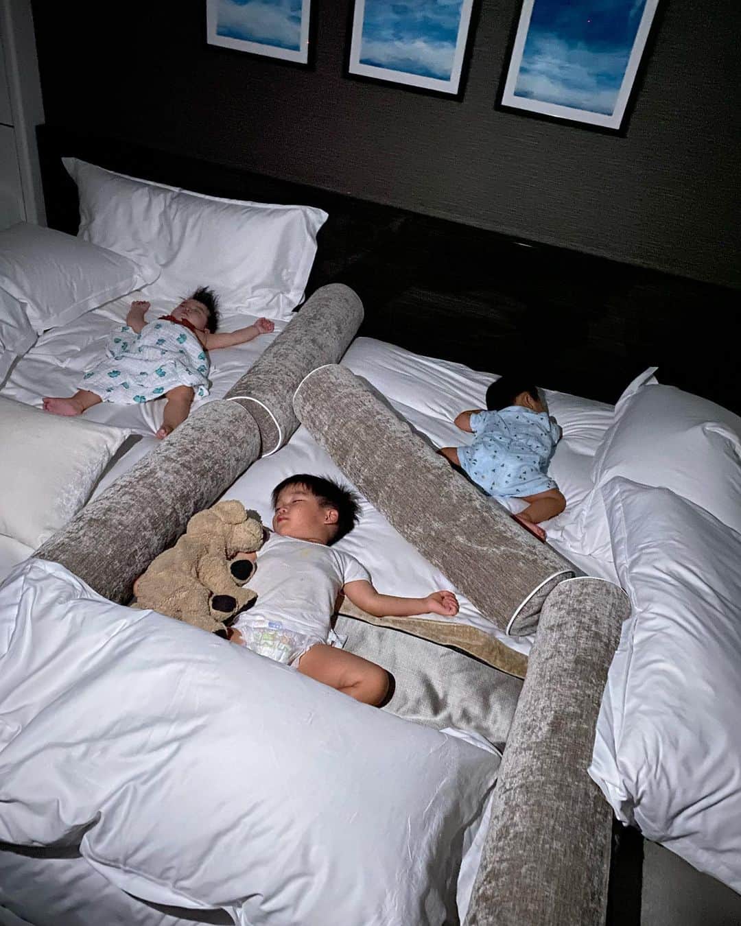 Mai Wakimizuのインスタグラム：「"子供パズル"完成♡萌 2枚目の写真、ぬいぐるみのワンちゃんまで寝返りしてる。笑 #1歳11ヶ月#1歳1ヶ月#0歳9ヶ月」