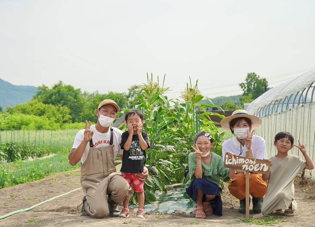 福田太郎さんのインスタグラム写真 - (福田太郎Instagram)「イチモニ！農園🌽 収穫したとうきびの皮をむくと 黄金色の実が、ぎっしり！！！ ⠀ 一緒に楽しんで、応援して下さった 皆さんのおかげです。ありがとうきび😋 ⠀ イチモニ！の縁が これからも広がりますように🌱 ⠀ #イチモニ農園 #ichimoninoen #北海道 #農業 #パラレルノーカー #とうもろこし #小松菜 #茄子 ⠀ お世話になった農家の今村さん。 野菜と家族への愛に溢れる素敵な方。 いつも、ありがとうございます🥬」8月27日 22時38分 - htb_tarofukuda