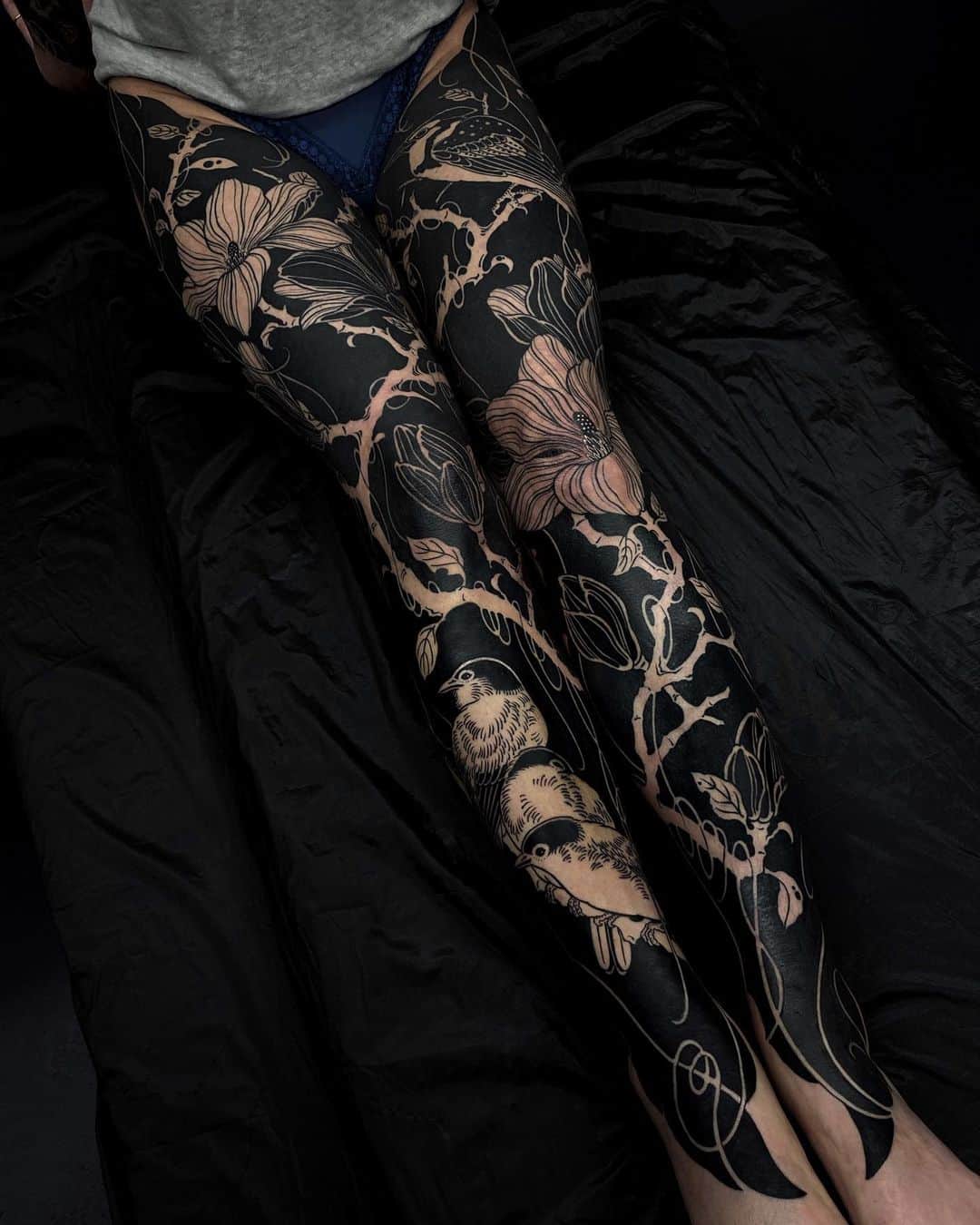 GAKKINのインスタグラム：「Back to work on my favorite leg sleeves @____gxx____  Some fresh some healed, backpiece next. #蔓見切り」