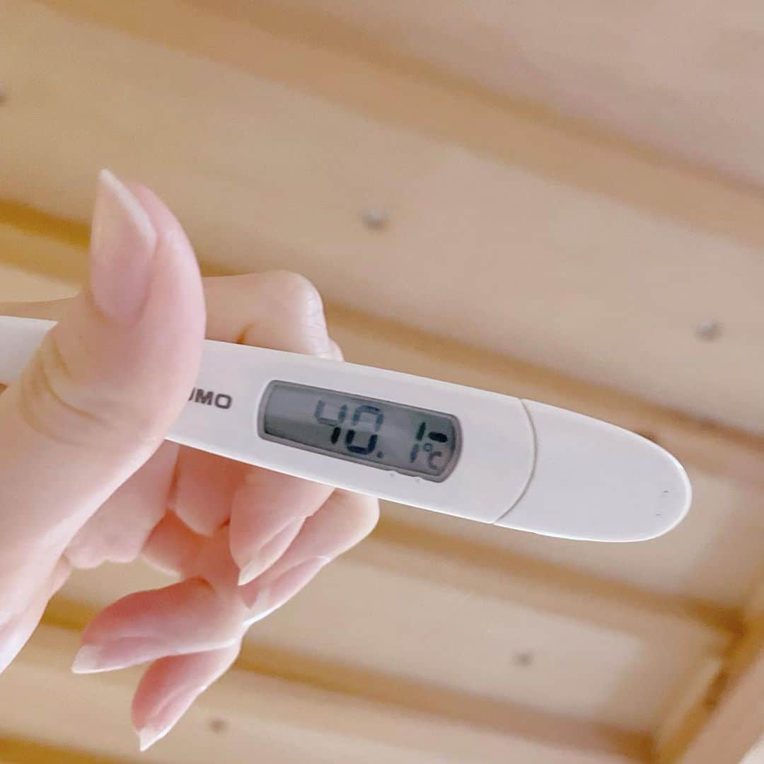 加藤咲希のインスタグラム：「実は5日前からコロナになってしまいました；； 人生初の40℃を出して、倦怠感や頭痛で辛かったけど、ようやく落ち着いてきました😌 スマホ見る体力も戻ってきたので心配しないでねＴ.Ｔ  自宅療養中なので 家族は感染対策をしながら私のお世話してくれてます🙏🏻 周りに凄い迷惑かけちゃうので皆気をつけてねっ ̫ ඉ̀ᐡ  #コロナ」