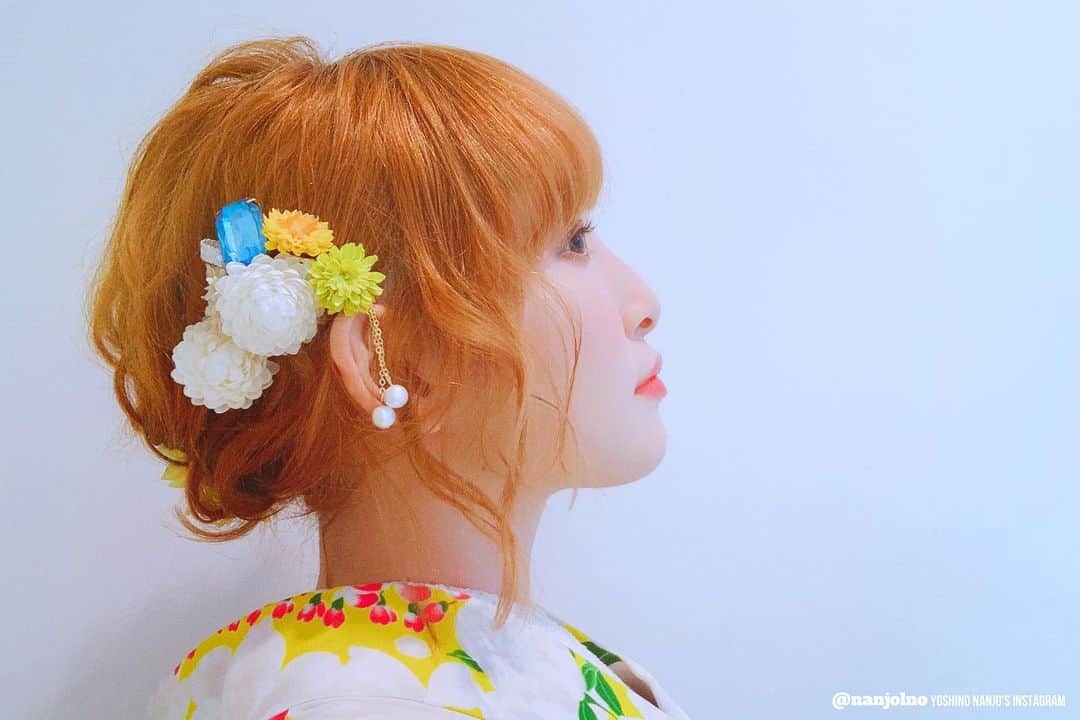 南條愛乃のインスタグラム：「🌻 FC会員さんへお届けした暑中見舞いの浴衣〜 (といいつつ横顔しか写ってない) ヘアアクセも何種類か合わせたりしてました〜！ 見えてたかな？ プライベートで浴衣着る事なんてないから 撮影で着れる一回一回を楽しんでます笑」