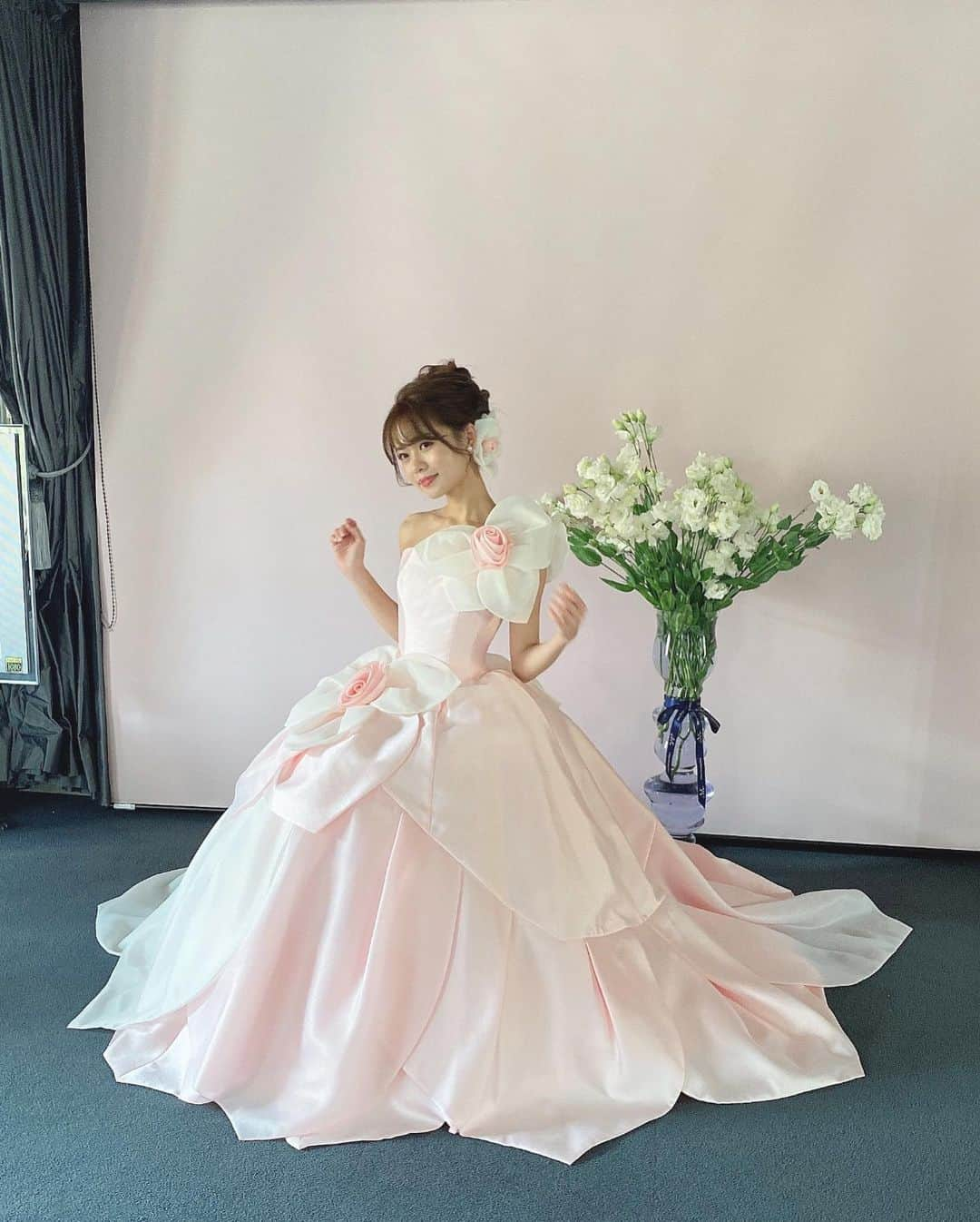 Isakoさんのインスタグラム写真 - (IsakoInstagram)「#プレ花嫁 👰🤍  EMarie Wedding💍 @emarie_wedding さんのモデルをさせて頂いた時のオフショット📸 　  今日から徐々にプレ花嫁投稿も初めて行きたいなと思っています💕 今まで撮影で沢山のドレスを着て沢山の会場にも行って来たので、私視点ではありますがプレ花嫁のみなさんに情報共有ができれば嬉しいです🥰 　 　 そんな私ですがこんなご時世なことと、海外で暮らしていることもあり、もちろん式の日取りなども全くのノープラン🥲w ですが写真だけは記念に撮影したりしたいですよね🥲💓 フォトプランもおすすめやポージングなど撮影詳細を紹介していきたいと思っています📸💕 　 　  そんな今日はこちら @emarie_wedding さんの可愛い可愛い撮影について👗💕  EMarieさんとはとてもタイミングよく海外に行くギリギリで撮影ができました🥰  不思議なことに、この撮影があった1か月は結婚のことや海外のお話しは一切していなかったのに、他にも何件かウェディング撮影のご依頼をいただいていたんです☺️不思議ですよね🤔🕊引き寄せ？でしょうか 　 EMarieさん、最近花嫁さん達から大人気でドレスを一度着てみたい🥺💕と思っていたのでご依頼が来た時は本当に嬉しかったことを覚えています☺️ 　 EMarieさんのドレスは他のブランドには出せない女性らしいカッティングとボディライン、そして可愛らしさもあるとってもステキなドレスです👗💕 　 沢山着させていただいた中の一部を今日は載せてみました💓 　 デザイナーのエマ先生のキャラクターもとっても可愛らしいので大好きになってしまいました🥰 　 この時の撮影のヘアメイクもとてもお気に入りで、ドレスに負けないように普段より少し濃いめのメイクにしていただいています💄  　 またカメラマンさんのデータも載せますね📸💕☺️  　 　 #プレ花嫁準備#プレ花嫁diy#ウェディングドレス#ウェディングフォト#ウェディングヘア#エマリーエ#ウェディングドレス試着#ブライダルメイク」8月27日 22時43分 - ichaaako