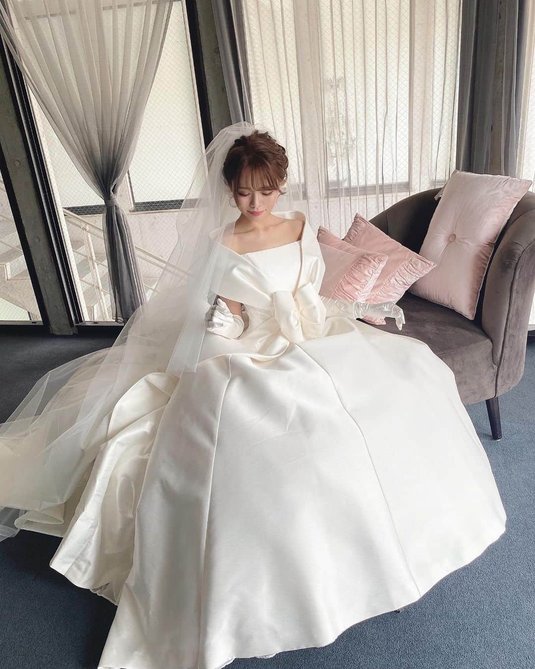 Isakoさんのインスタグラム写真 - (IsakoInstagram)「#プレ花嫁 👰🤍  EMarie Wedding💍 @emarie_wedding さんのモデルをさせて頂いた時のオフショット📸 　  今日から徐々にプレ花嫁投稿も初めて行きたいなと思っています💕 今まで撮影で沢山のドレスを着て沢山の会場にも行って来たので、私視点ではありますがプレ花嫁のみなさんに情報共有ができれば嬉しいです🥰 　 　 そんな私ですがこんなご時世なことと、海外で暮らしていることもあり、もちろん式の日取りなども全くのノープラン🥲w ですが写真だけは記念に撮影したりしたいですよね🥲💓 フォトプランもおすすめやポージングなど撮影詳細を紹介していきたいと思っています📸💕 　 　  そんな今日はこちら @emarie_wedding さんの可愛い可愛い撮影について👗💕  EMarieさんとはとてもタイミングよく海外に行くギリギリで撮影ができました🥰  不思議なことに、この撮影があった1か月は結婚のことや海外のお話しは一切していなかったのに、他にも何件かウェディング撮影のご依頼をいただいていたんです☺️不思議ですよね🤔🕊引き寄せ？でしょうか 　 EMarieさん、最近花嫁さん達から大人気でドレスを一度着てみたい🥺💕と思っていたのでご依頼が来た時は本当に嬉しかったことを覚えています☺️ 　 EMarieさんのドレスは他のブランドには出せない女性らしいカッティングとボディライン、そして可愛らしさもあるとってもステキなドレスです👗💕 　 沢山着させていただいた中の一部を今日は載せてみました💓 　 デザイナーのエマ先生のキャラクターもとっても可愛らしいので大好きになってしまいました🥰 　 この時の撮影のヘアメイクもとてもお気に入りで、ドレスに負けないように普段より少し濃いめのメイクにしていただいています💄  　 またカメラマンさんのデータも載せますね📸💕☺️  　 　 #プレ花嫁準備#プレ花嫁diy#ウェディングドレス#ウェディングフォト#ウェディングヘア#エマリーエ#ウェディングドレス試着#ブライダルメイク」8月27日 22時43分 - ichaaako