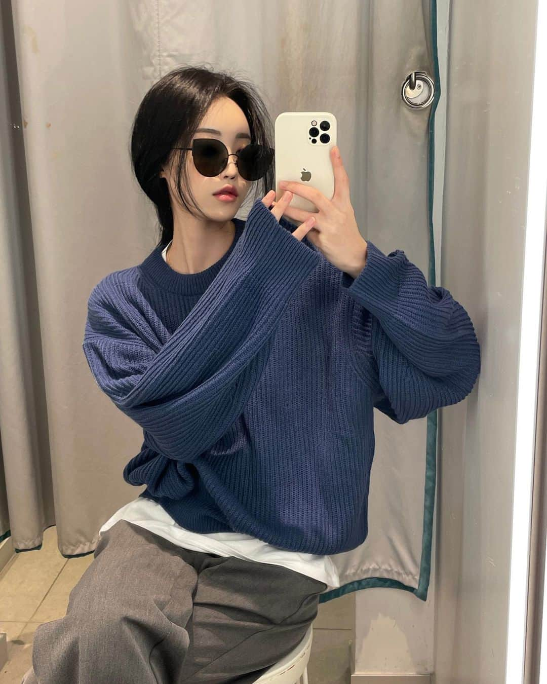 キム・ダビンさんのインスタグラム写真 - (キム・ダビンInstagram)「Blue & Gray 😎 뾰족하고 새까만 것이 제 맘을 마구 흔드네요 ,, 이 선글라스 원랜 브라운을 벼르고 있었다는 tmi」8月27日 22時53分 - daxbin