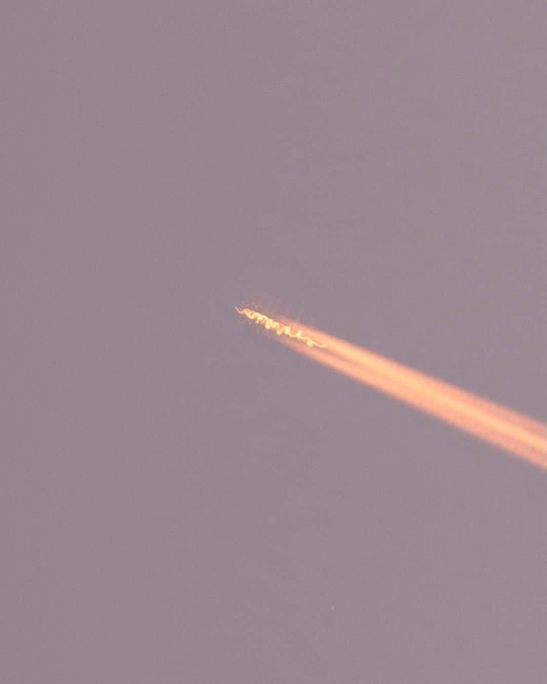 SHOCK EYEさんのインスタグラム写真 - (SHOCK EYEInstagram)「待ち受けにしたいという沢山のご要望にお応えしてアップするね。  伊勢の空で撮影した謎の飛行物体を是非ご覧くださいませ＾＾  左にスワイプすると拡大するよ。  マジでなんなんだろ、、🤔  #流星 #飛行機 #龍神 #火球 #隕石 #未確認飛行物体」8月27日 23時05分 - shockeye_official