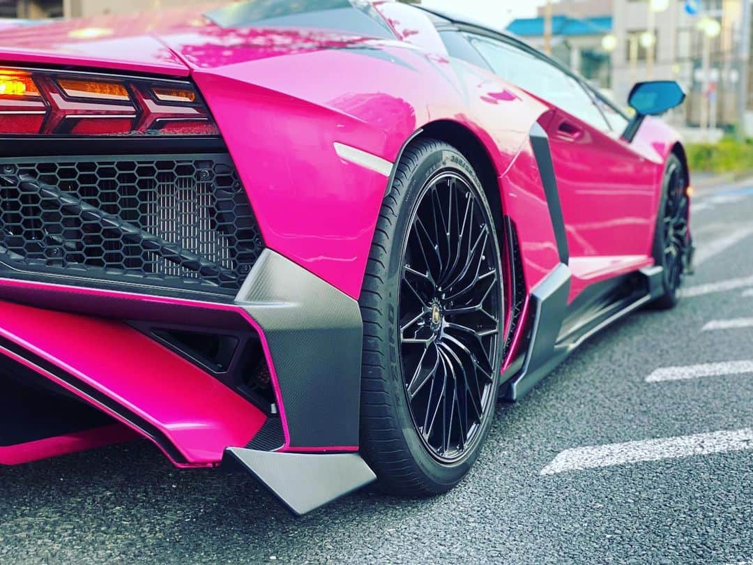 諸星伸一さんのインスタグラム写真 - (諸星伸一Instagram)「⭐️FSBK SV RS⭐️  Lamborghini's genuine pink Aventador SV roadster is equipped with a fightingstar bodykit.  The cute pink Lamborghini is even cooler✨  #fsbk#fightingstar#fightingstarbodykit#carbon#custom#lamborghini#aventadorsvroadster#sv#ibaraki#tokyo#japan」8月27日 22時57分 - morohoshi7777