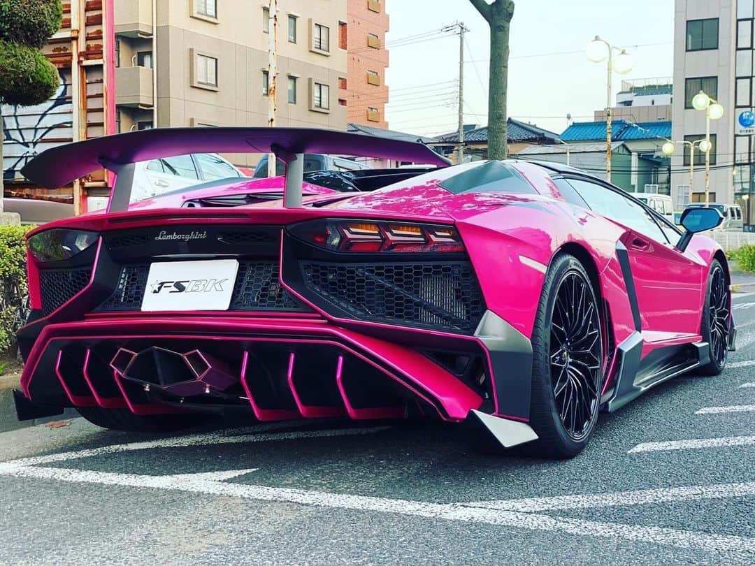 諸星伸一のインスタグラム：「⭐️FSBK SV RS⭐️  Lamborghini's genuine pink Aventador SV roadster is equipped with a fightingstar bodykit.  The cute pink Lamborghini is even cooler✨  #fsbk#fightingstar#fightingstarbodykit#carbon#custom#lamborghini#aventadorsvroadster#sv#ibaraki#tokyo#japan」