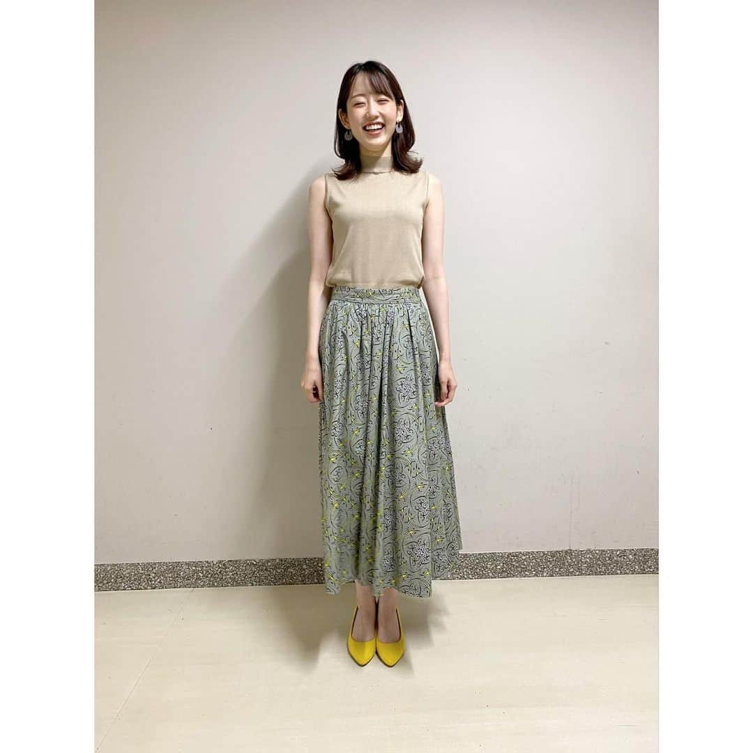 河村綾奈のインスタグラム：「最近の衣装をまとめます💐  透け感や光沢があったり、 レザーっぽかったり、 素材がリネンだったり、 パンツにはスリットが入っていたり。  いつも流行りを教えていただきます✏️」